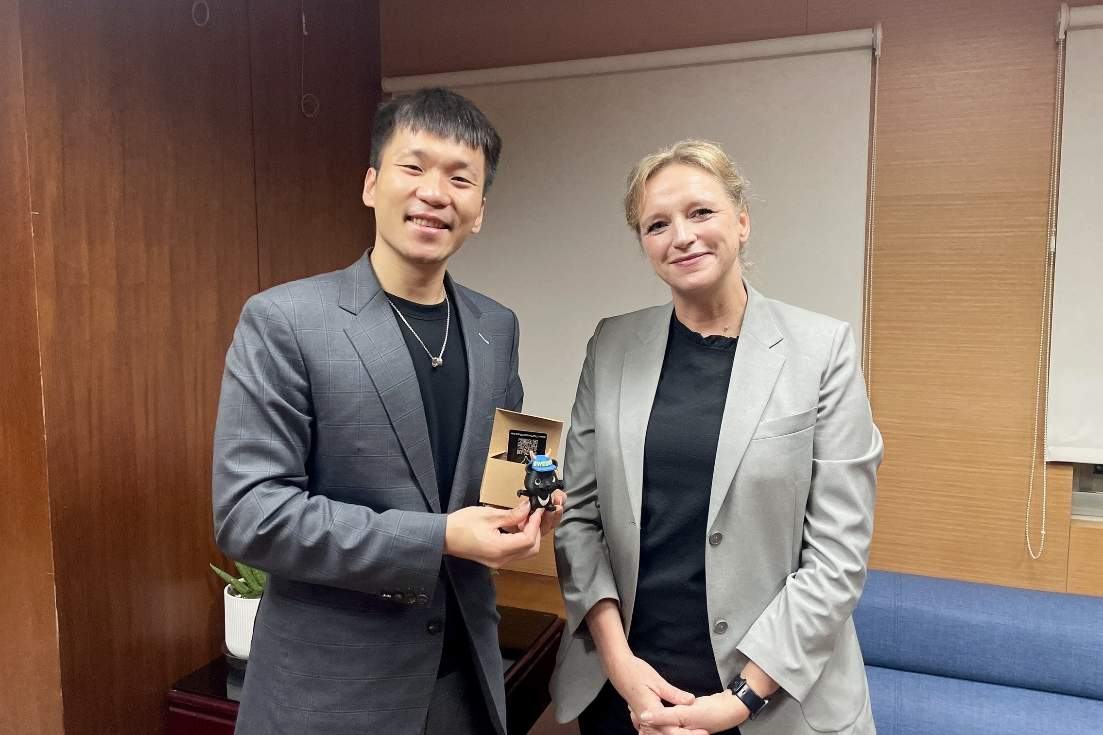運動部李洋部長向瑞典駐臺代表任荷雅分享運動部願景並獲贈臺瑞友好吉祥物。(運動部提供)
