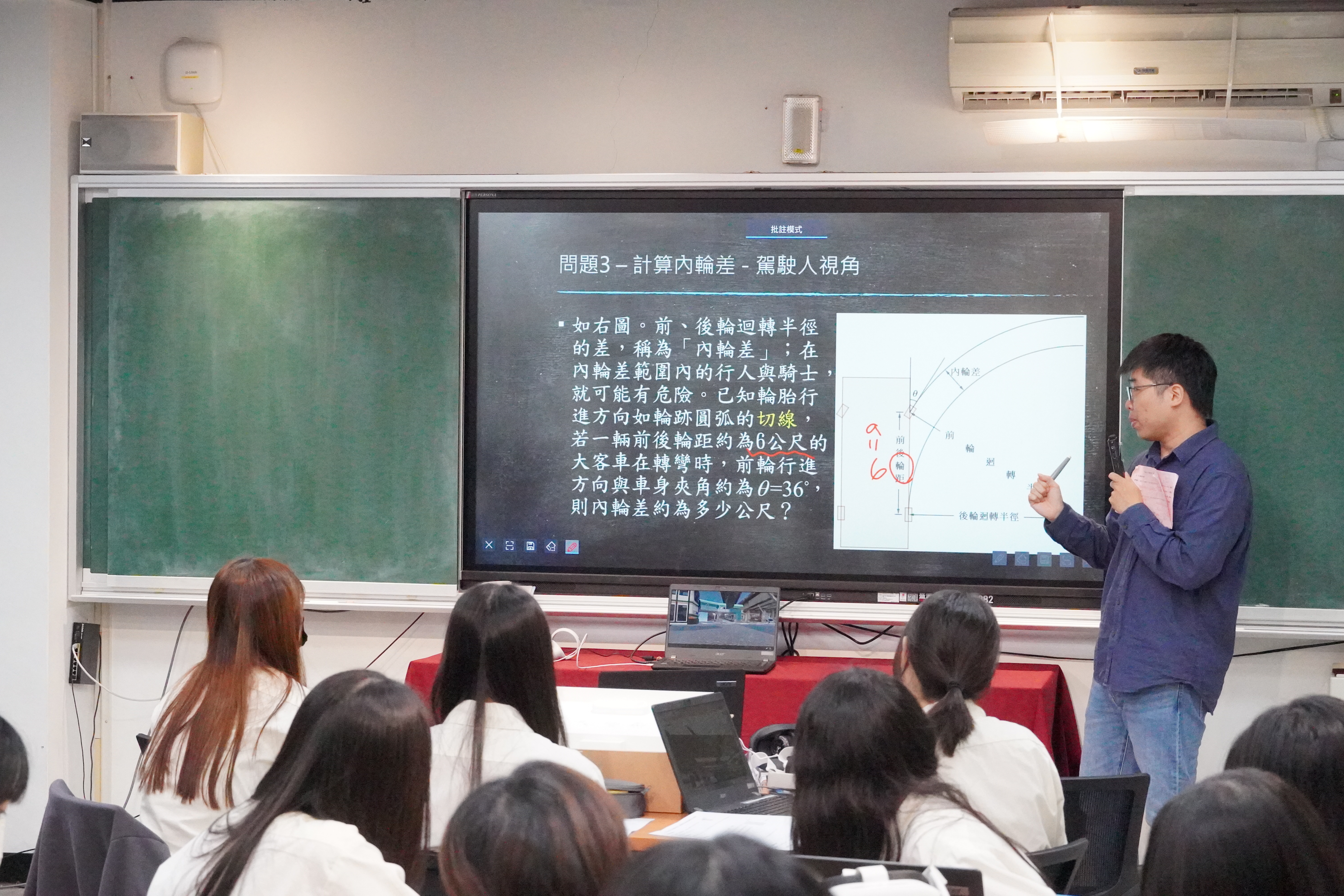 吳致誠老師進行授課