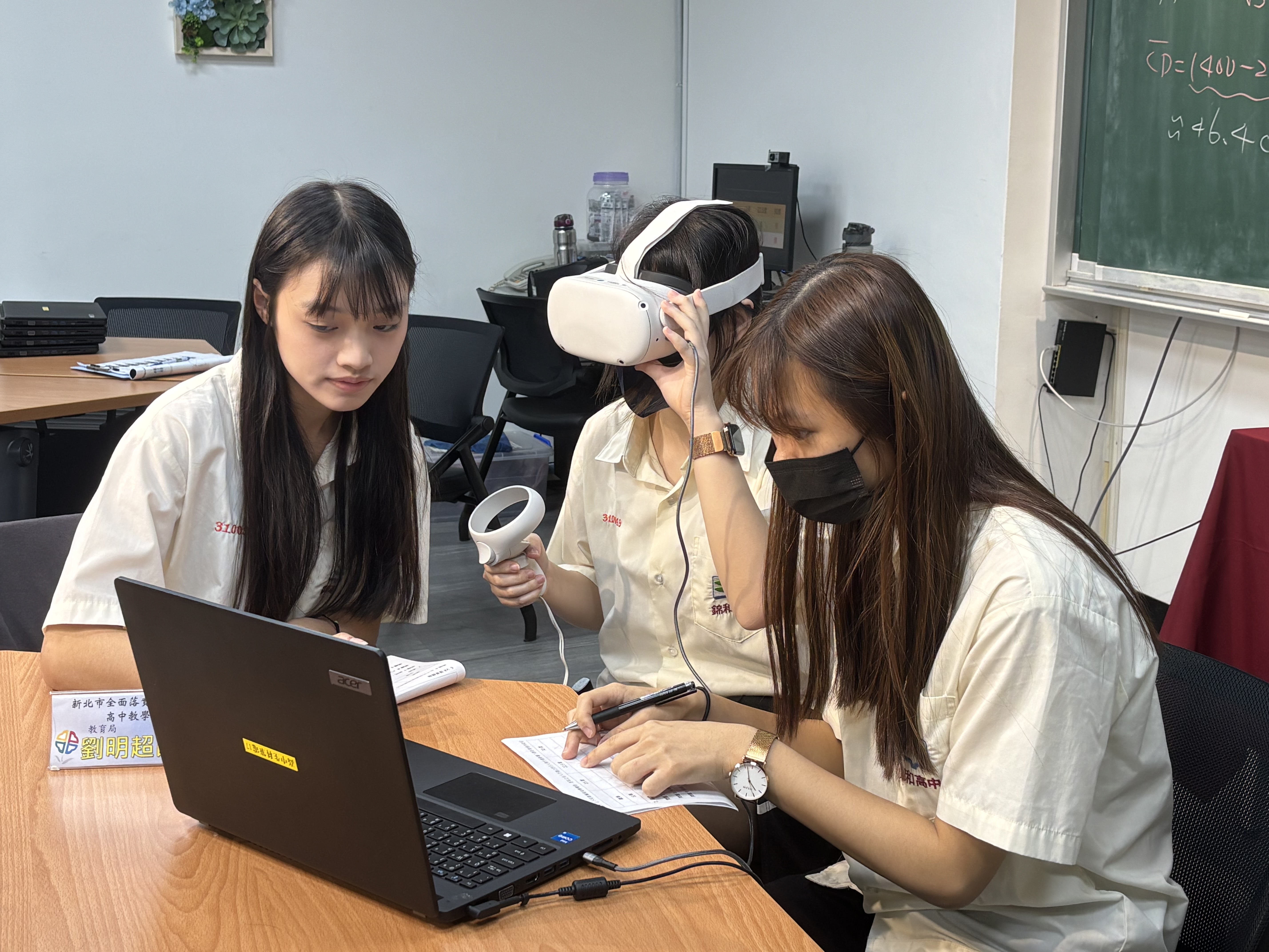 學生體驗VR頭盔