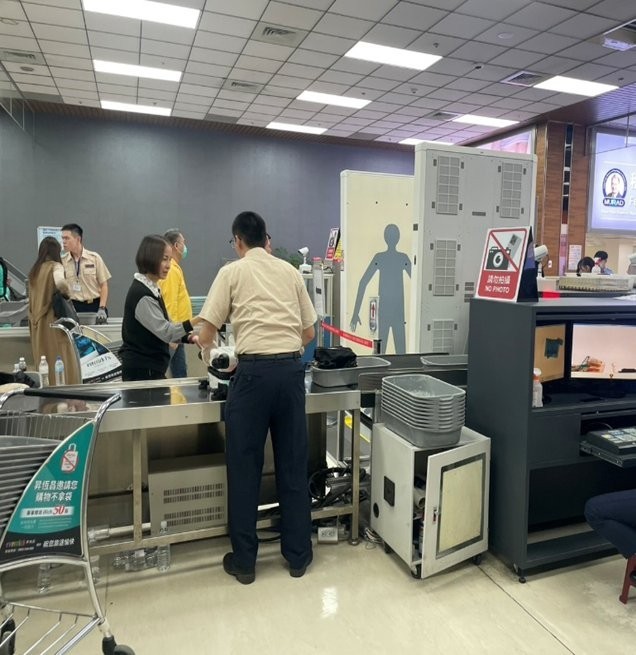 替代役男協助旅客安檢