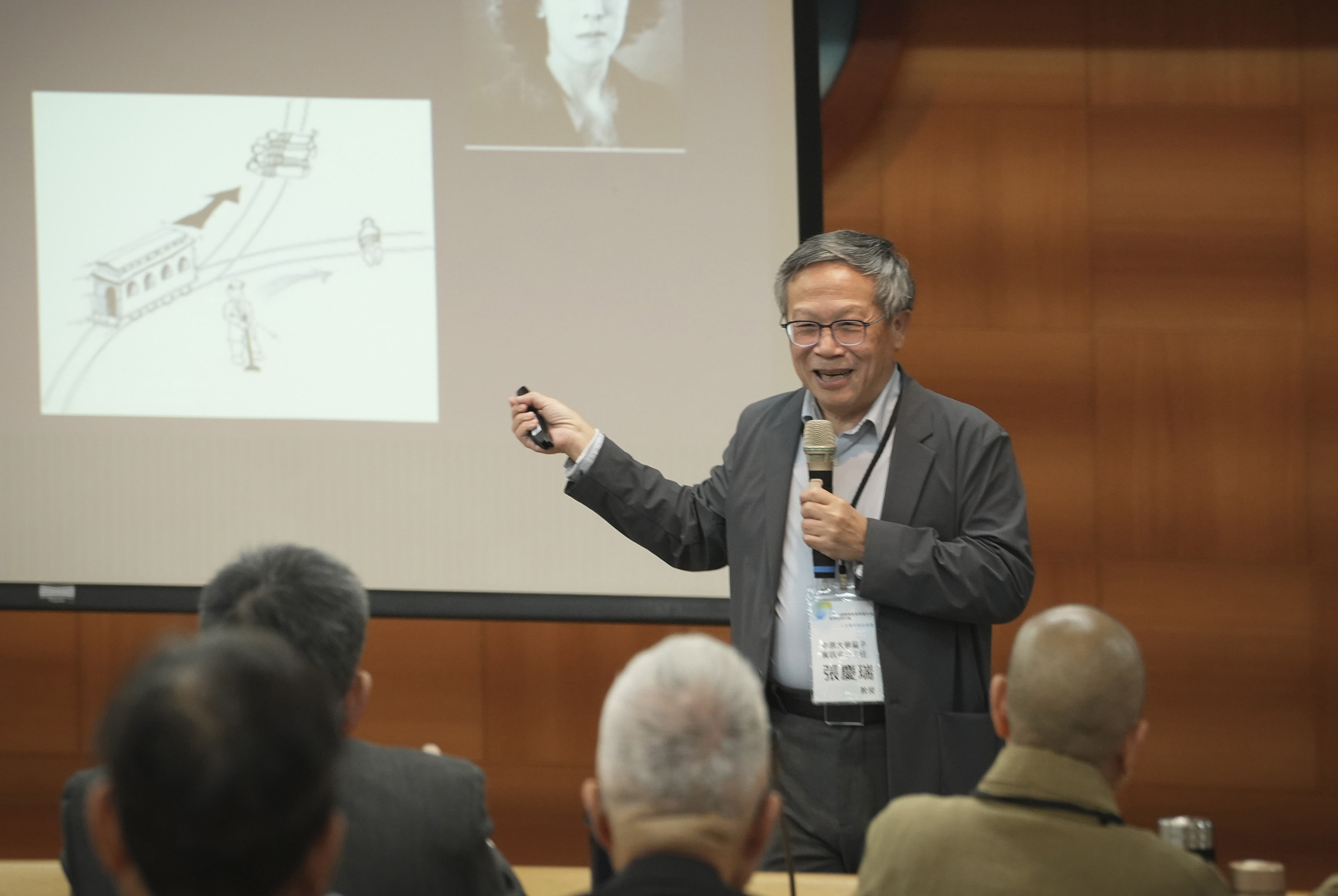前臺大副校長張慶瑞講座教授於通識教育學術研討會發表主題演講。(華梵大學提供)