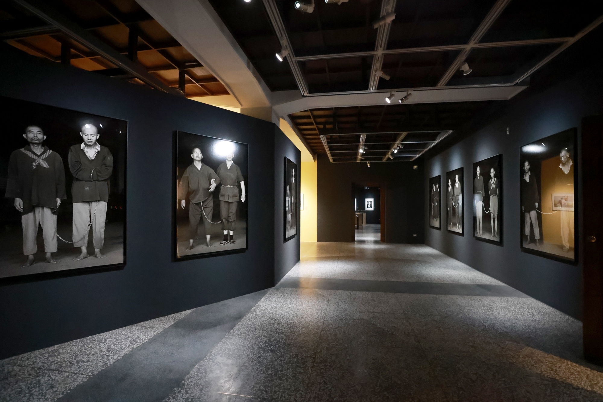 「2025國家攝影文化中心典藏展」展出張乾琦作品《鍊》。(國家攝影文化中心提供)