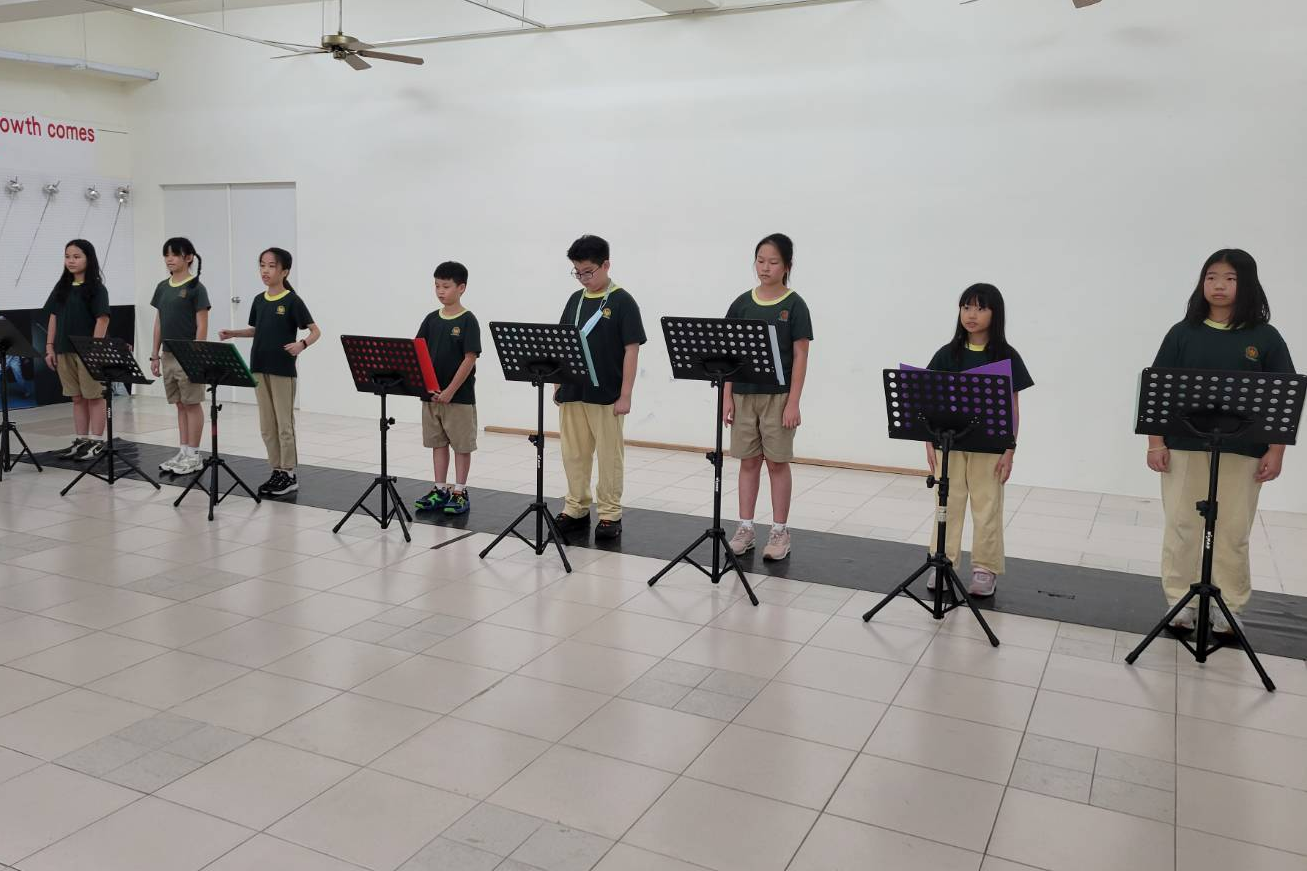彩排時，學生們專注練習朗讀與肢體穩定度。