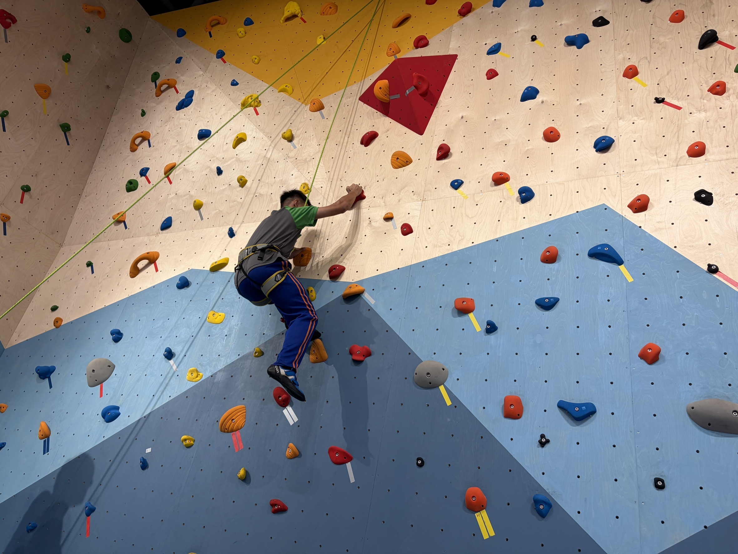 東特學生進行攀岩體驗