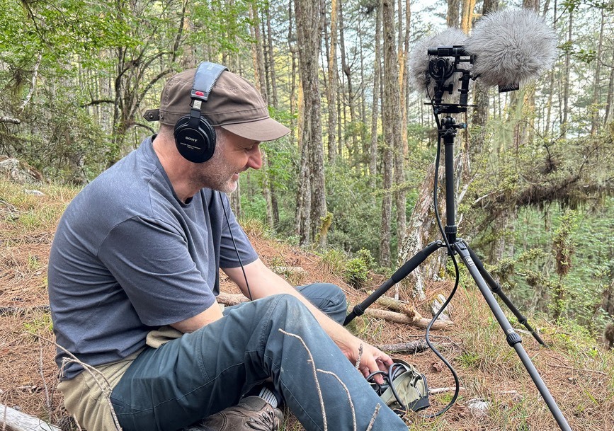 書中有參展藝術家認真工作的身影