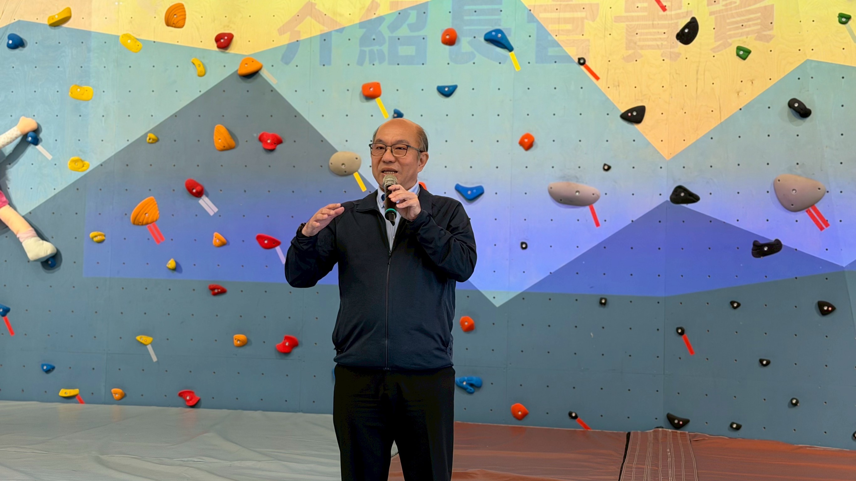 林業保育署臺東分署長吳昌祐說，很榮幸能參與東大附特建置「融岩基地」計畫，攀岩場不僅展現國產材在校園環境營造的適用性，更成為校園內自然友善遊憩設施的重要示範據點。