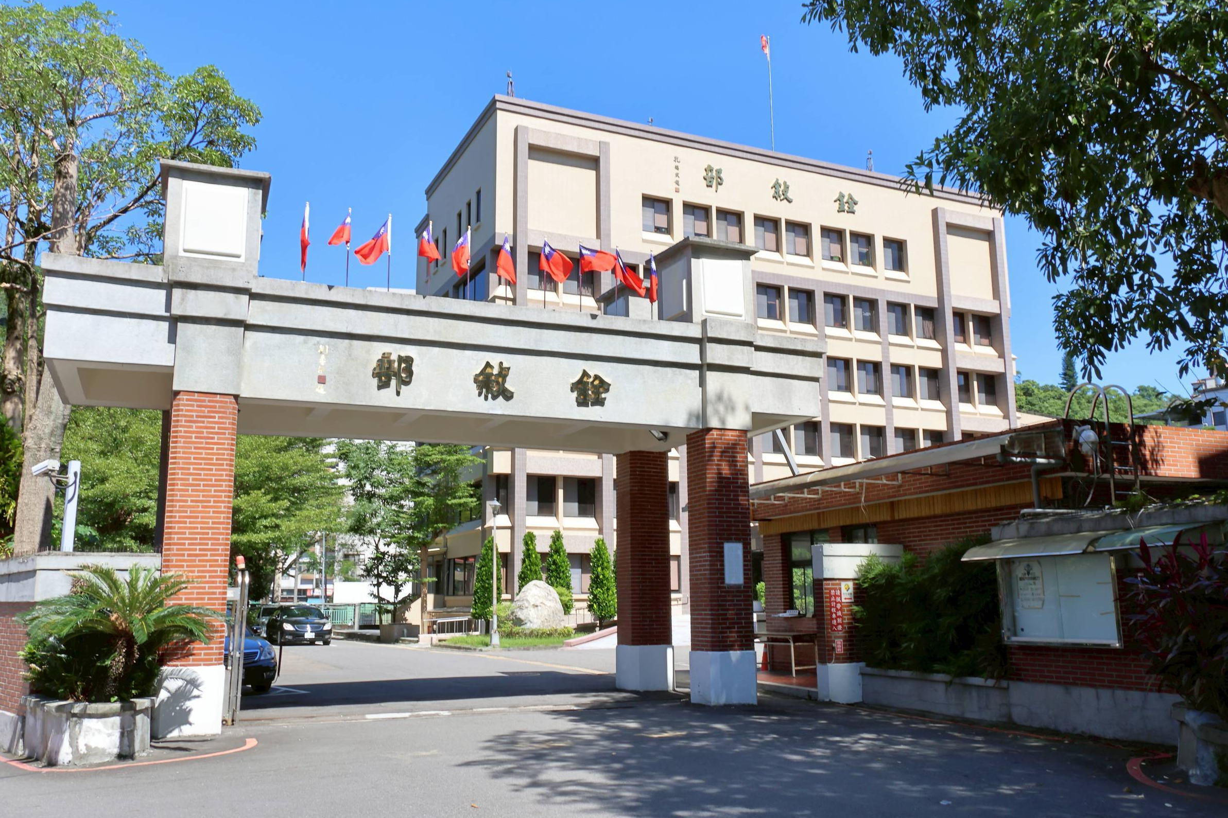 立法院今天（12日）通過「提前停止調降月退所得替代率」的修法。（銓敘部提供）