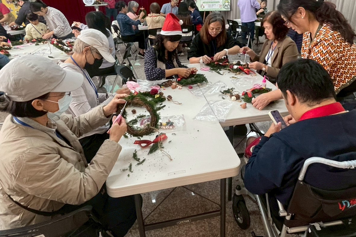 主持人與聽友一起製作聖誕花環