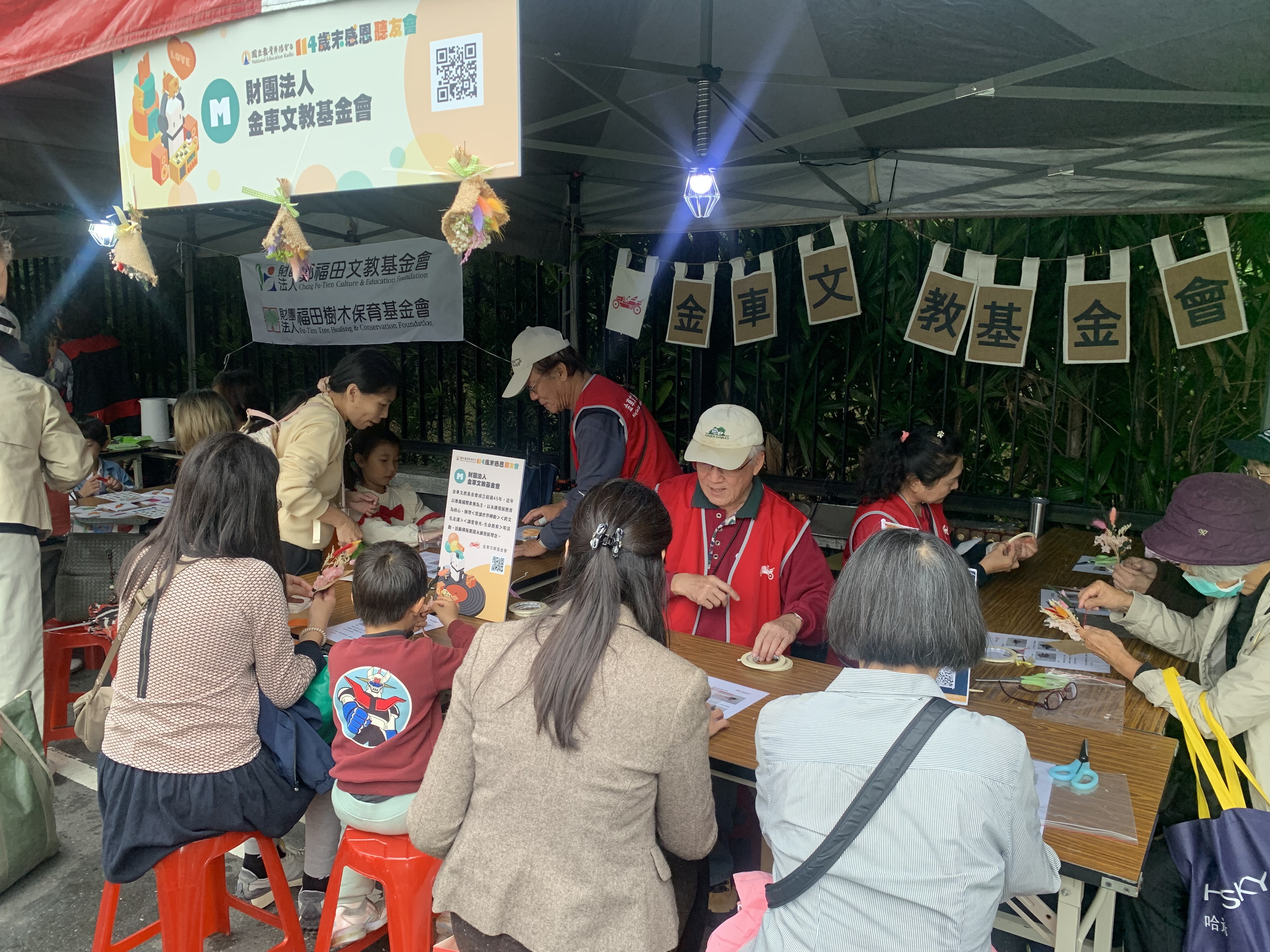 金車文教基金會利用咖啡豆袋製作永生花材裝飾品  (記者攝)