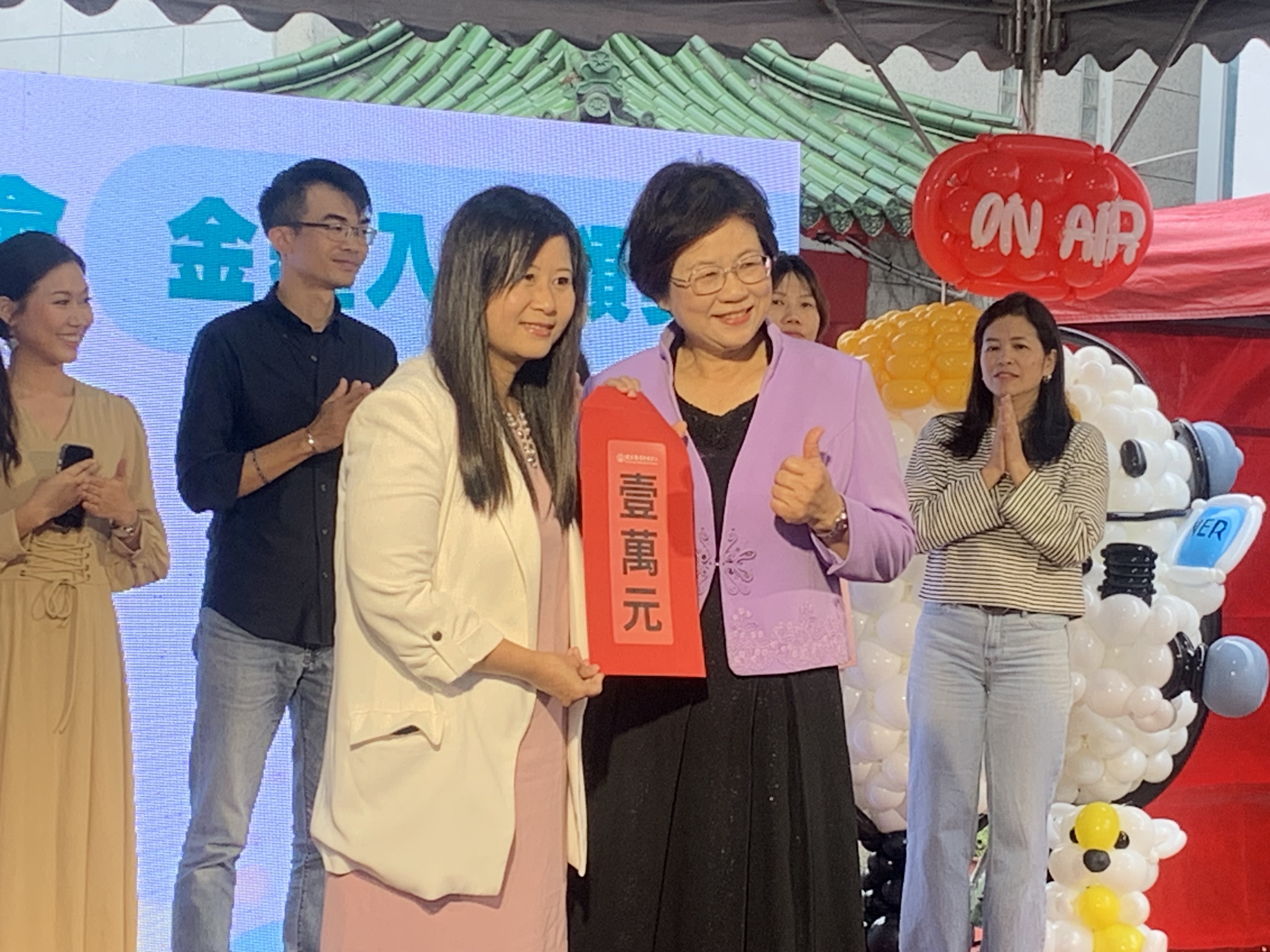 教育電臺黃月麗臺長(右)頒贈獎金給入圍廣播金鐘的節目主持人 (記者攝)