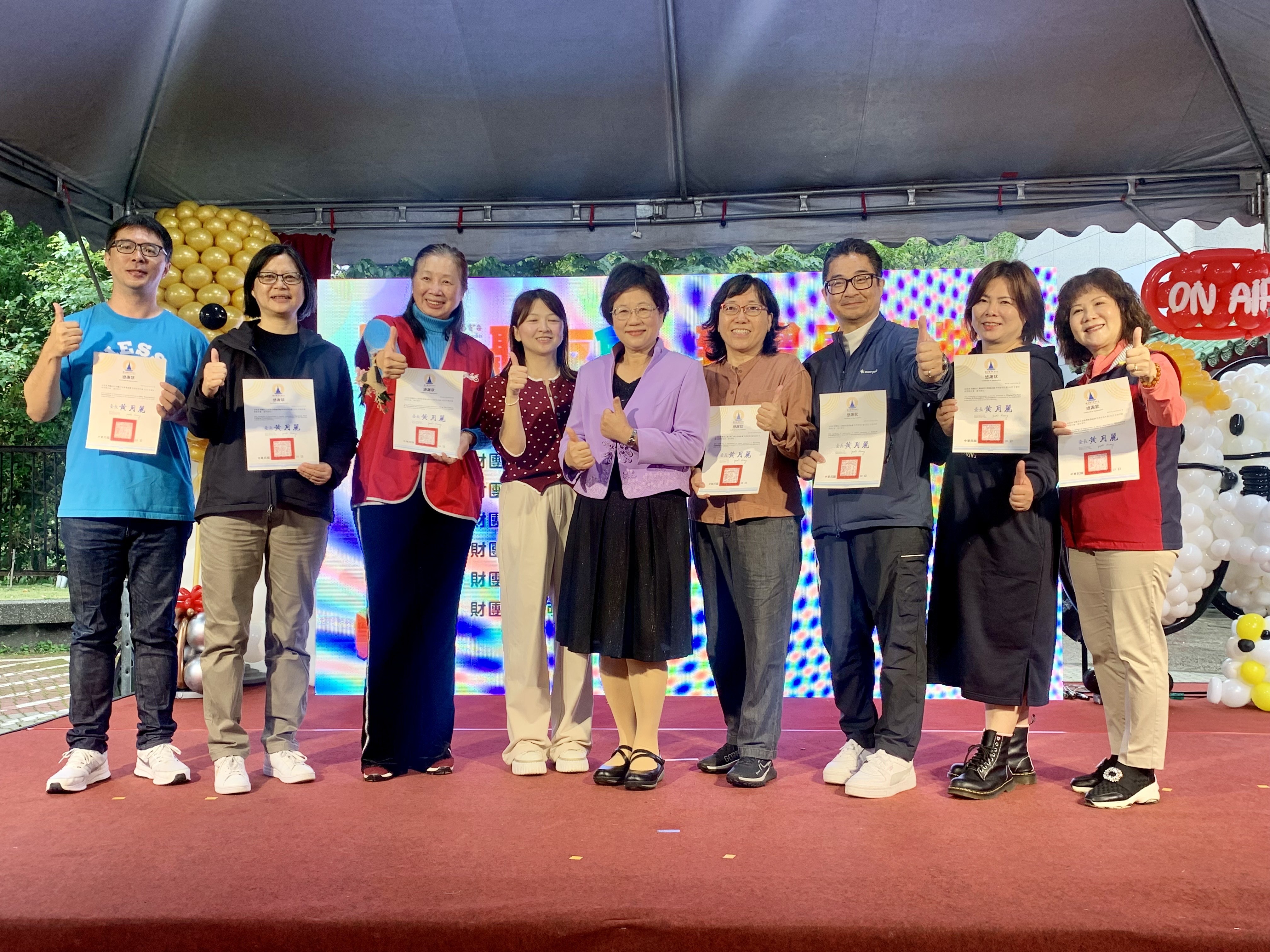 教育電臺黃月麗臺長(中)、教育部終身司王鈴雅科長(左4)與教育部終身學習圈基金會代表們合影 (記者攝)