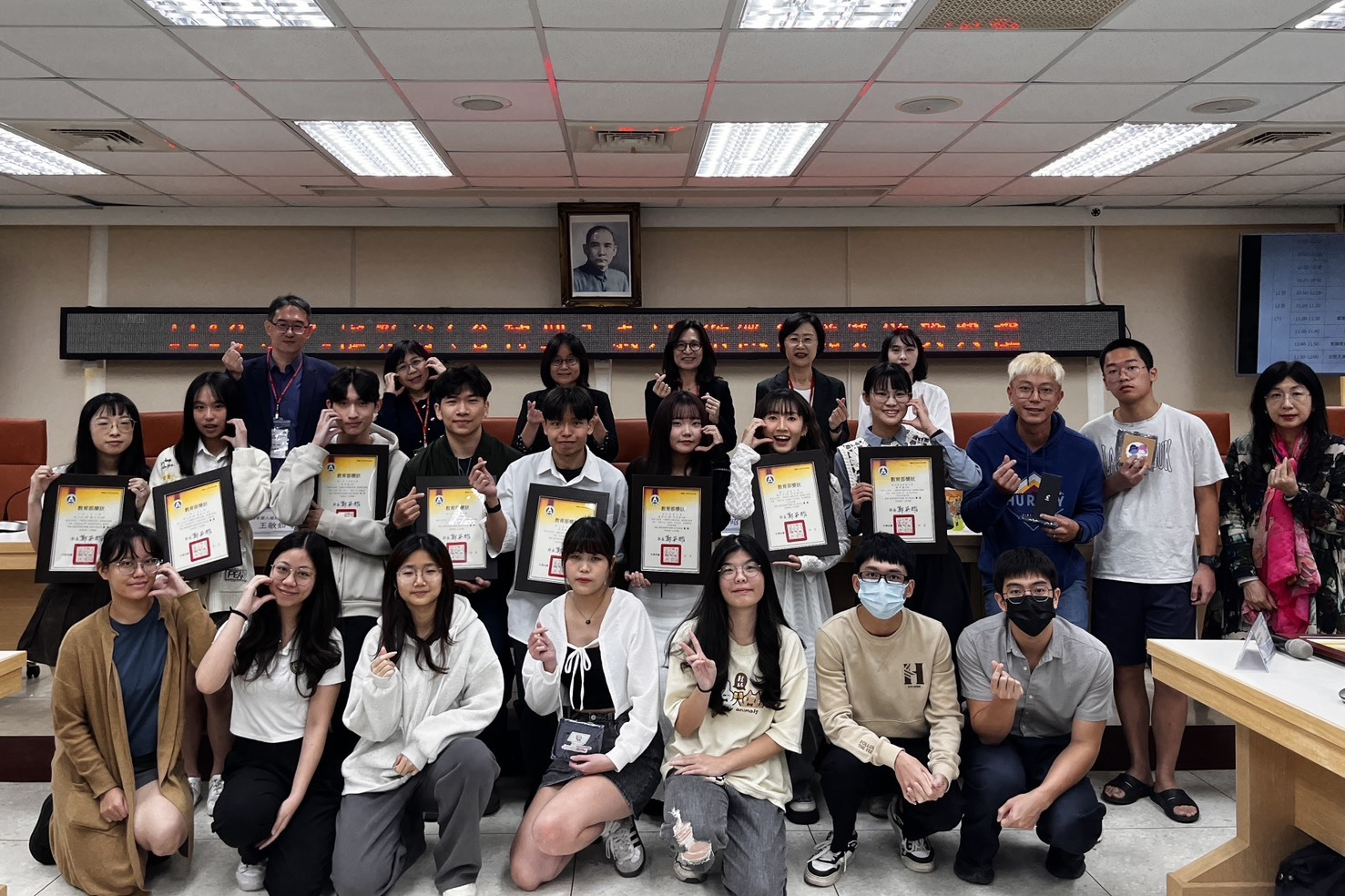 114年人權教育(含轉型正義)教案競賽頒獎典禮全體人員合影 (教育部提供)