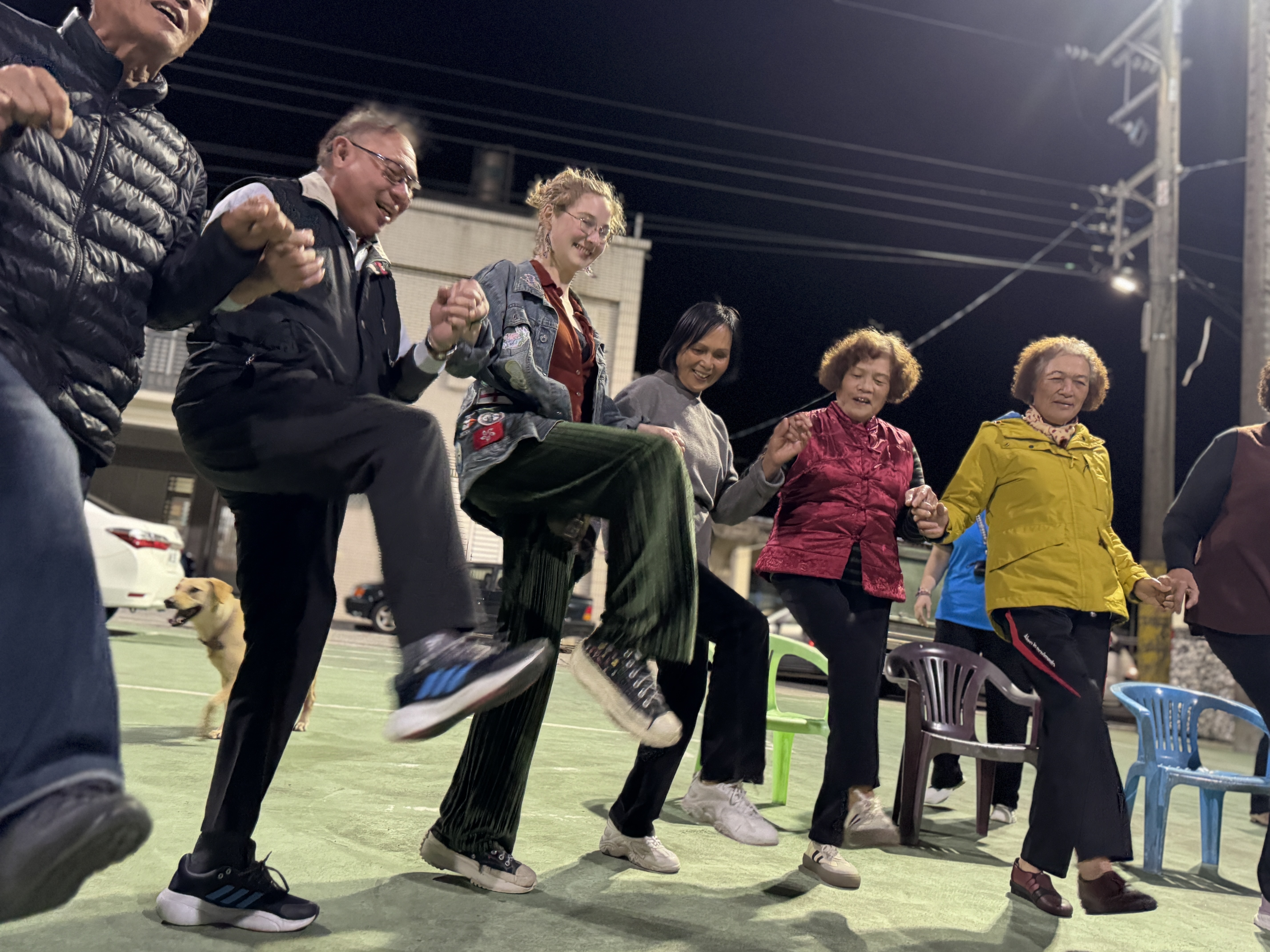 學生向港口部落耆老學習阿美族迎賓舞 (基金會提供)