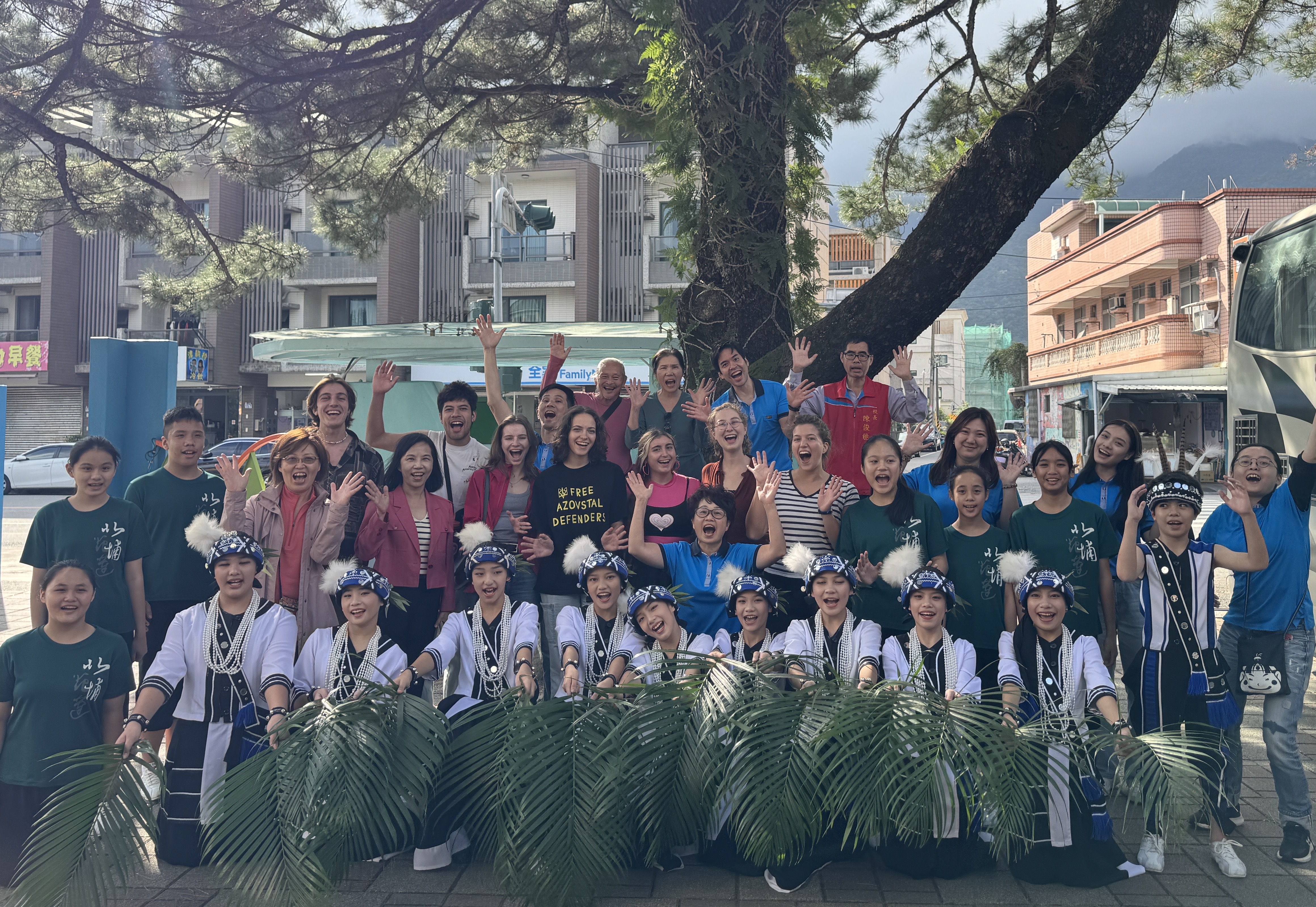 密涅瓦大學生與花蓮北埔國小傳習團隊交流 (基金會提供)