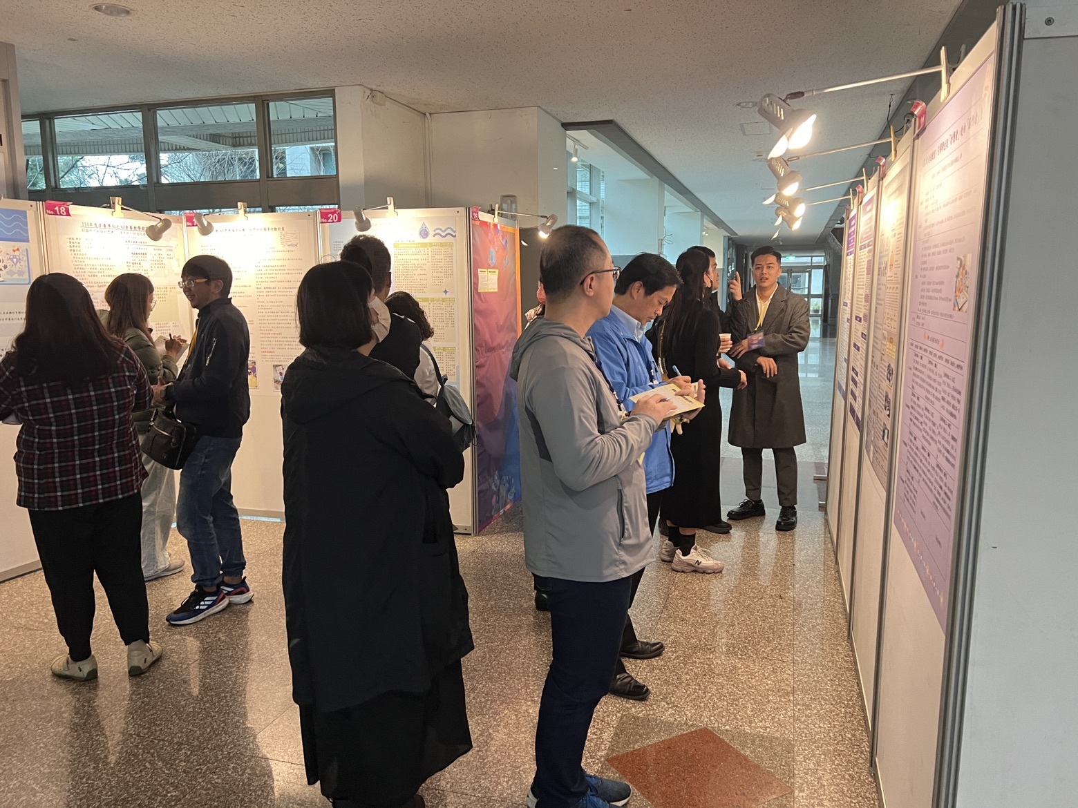 新竹市太平國小莊紹群主任介紹以PBL模式解決社區共讀站困境之AI素養課程研究成果 (教育部提供)