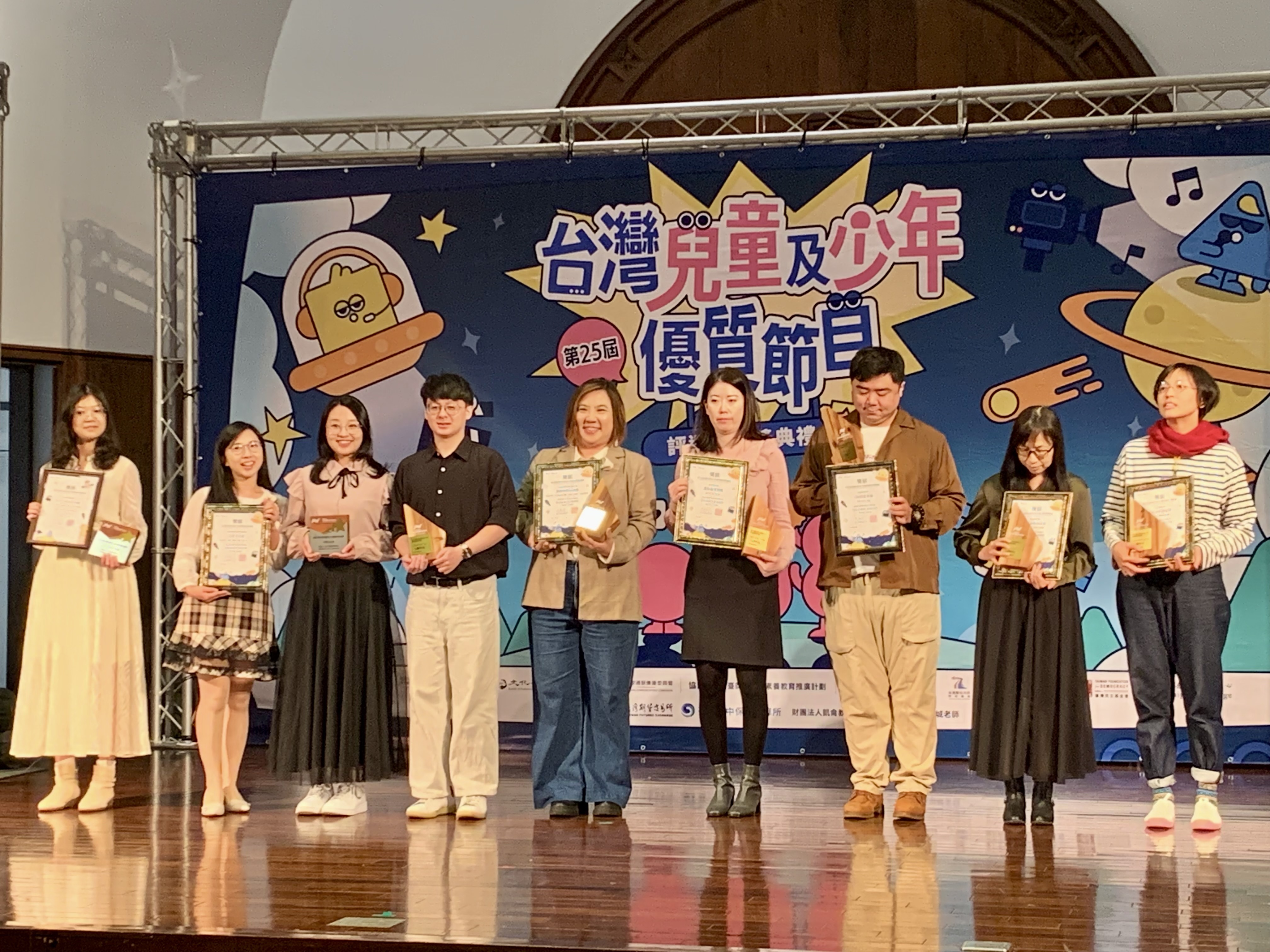 國立教育廣播電臺共有《媒素養教育道館》、《FUN SONG技職》、《高校社計師》以及《Crazy實驗室》等4個節目獲得推薦 (記者攝)