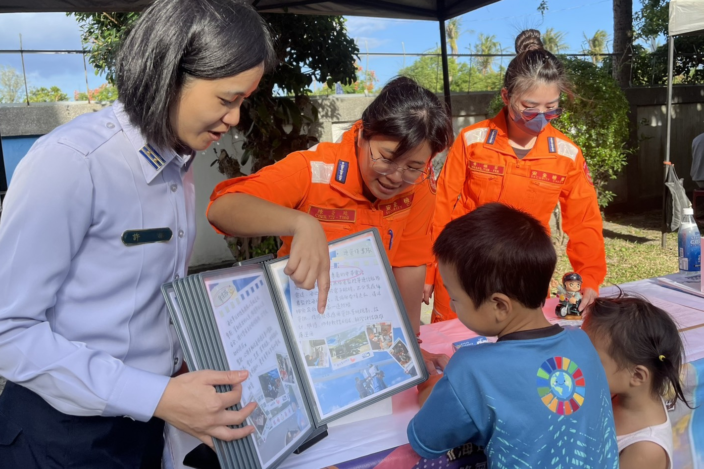 海巡署人員仔細的向小朋友介紹相關的內容