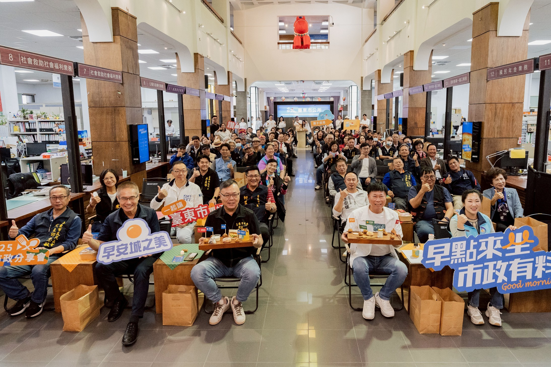 臺東市公所舉辦「2025市政成果分享會」，以「早點來坐．市政有料」為主題，首度結合在地青年店家，透過早午餐的創意呈現市政政策。