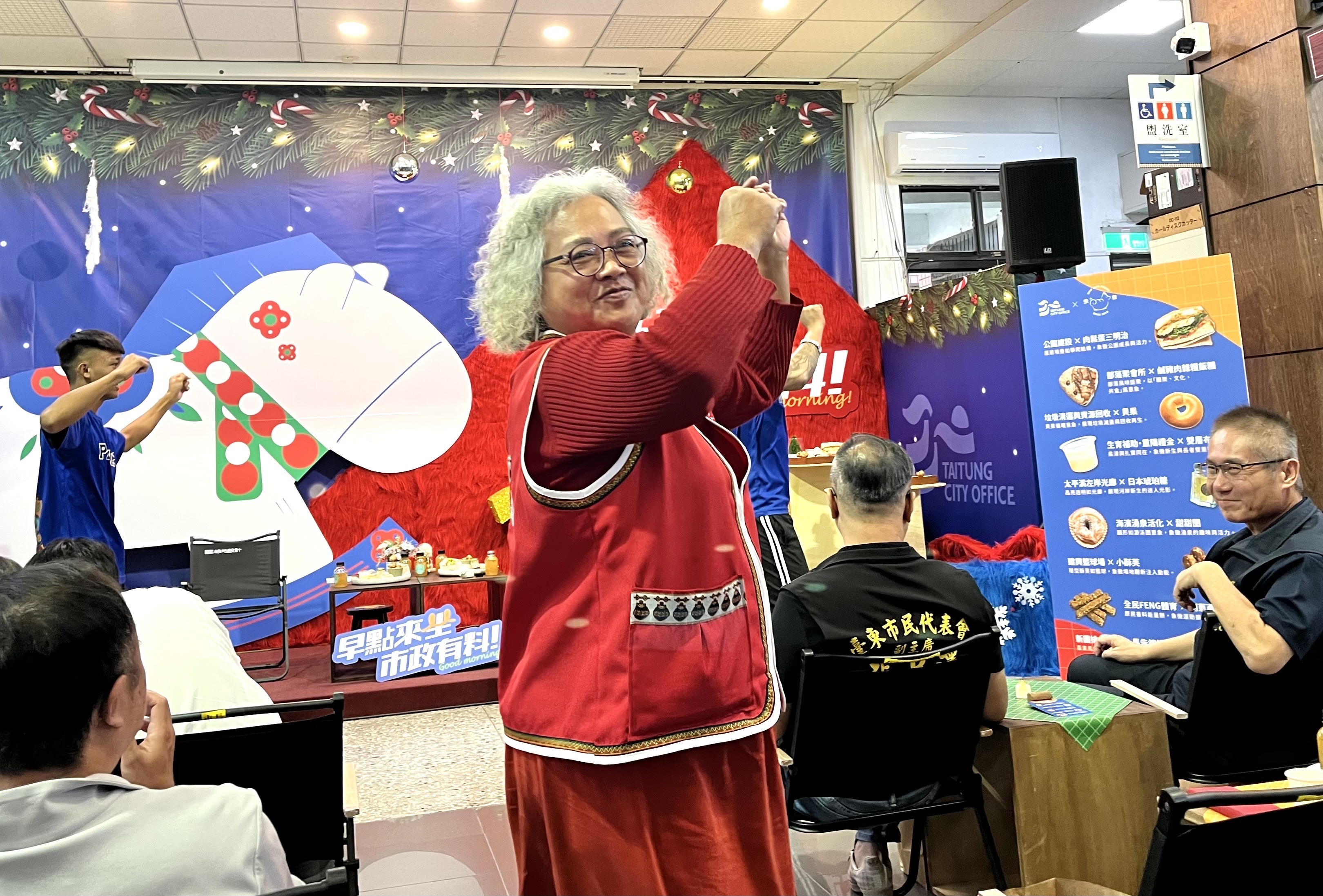 在市政成果分享會中，市民代表巫化．巴阿立佑司隨著輕鬆的音樂載歌載舞。