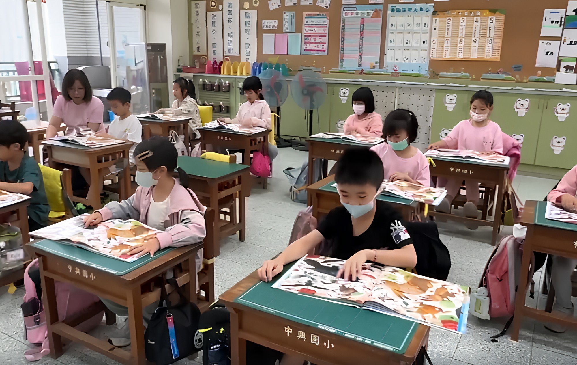 宜蘭縣中興國小校長入班陪伴學童英文閱讀，以身教支持與帶動英文閱讀(教育部提供)