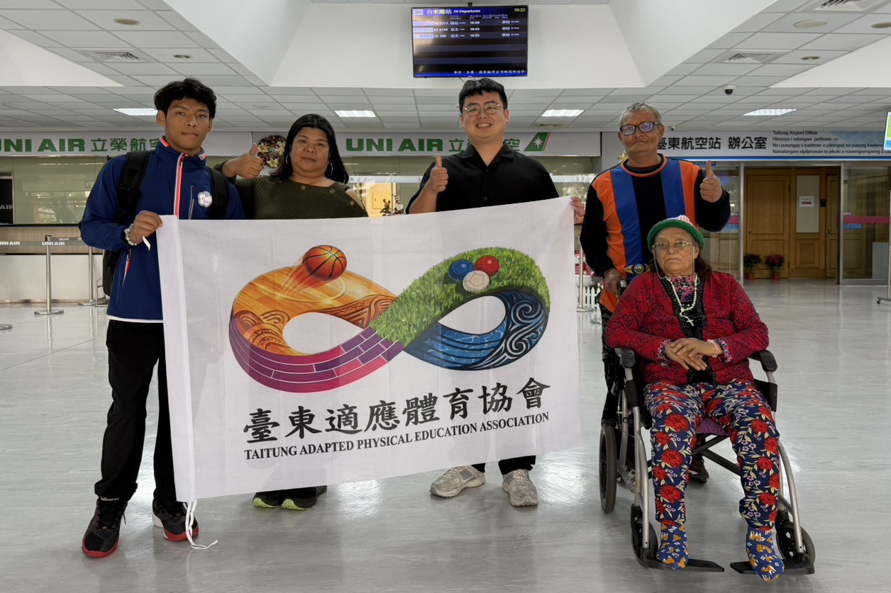 來自臺東延平鄉武陵部落的布農族少年邱奇希，不負眾望，在杜拜傳回捷報，參加亞帕運勇奪一銀一銅，圖為他在家人和麒安老師陪伴下，從臺東機場出發的畫面。