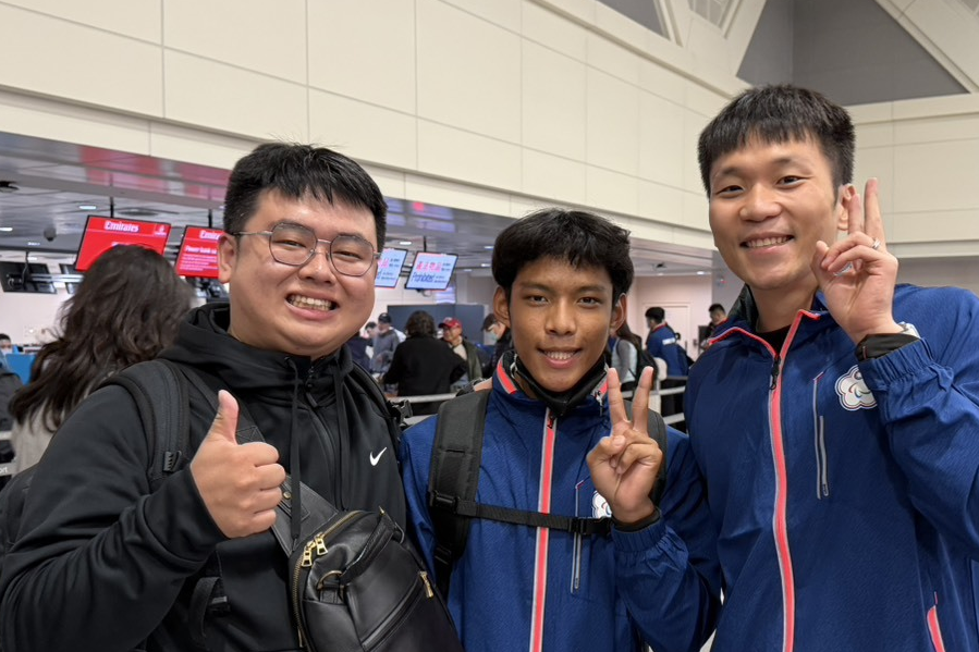 出發當日，邱奇希在桃園機場接受運動部長李洋的祝褔並合影留念。