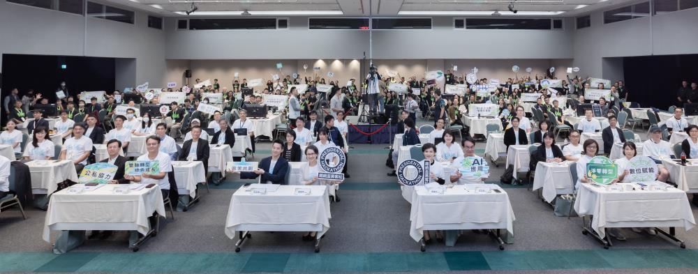 總統盃黑客松大合照(環境部提供)