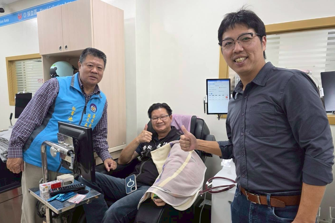 臺東縣秘書交流協會理事長池明華（左）帶領協會成員及社會大眾參與，將捐血公益與反詐騙宣導結合。