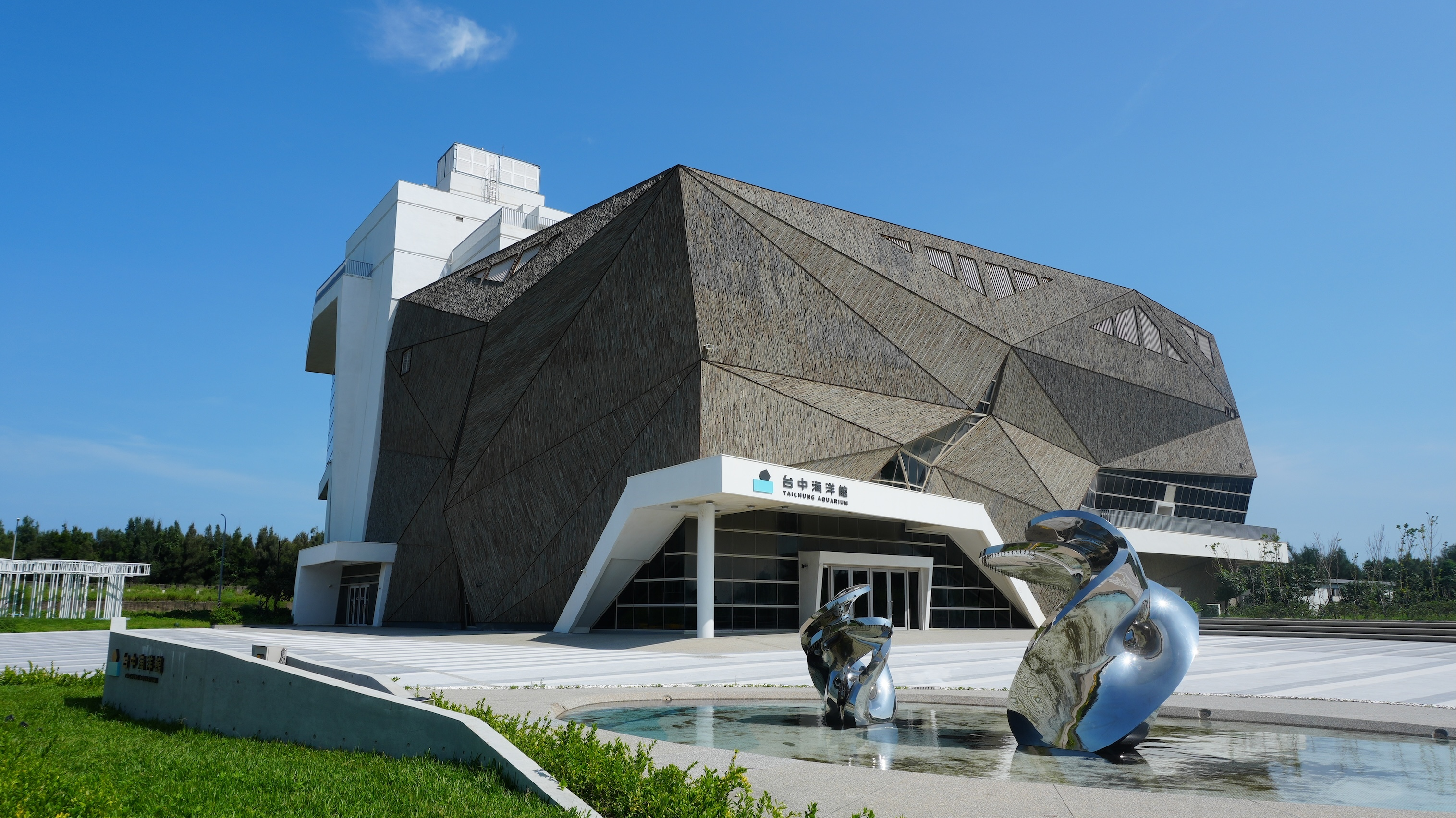 臺中海洋館外觀以大甲溪的石頭象徵臺中崗的興起故事(圖片來源：臺中海洋館提供)