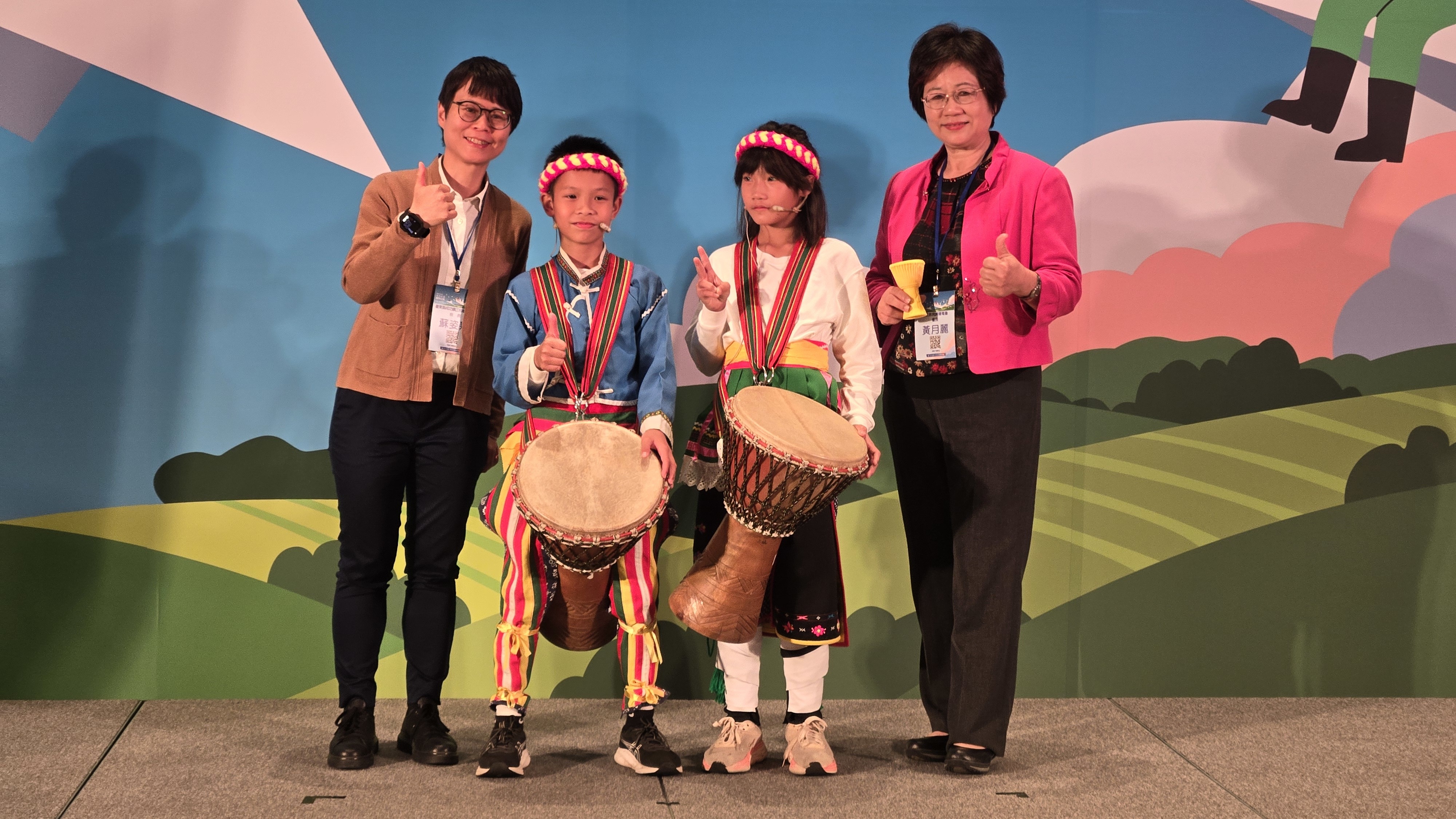 圓夢計畫期初發表會上，三仙國小的小朋友上臺表演，並邀請擔任評審委員的教育廣播電臺臺長黃月麗(右)上臺同樂，黃月麗臺長給予高度肯定。