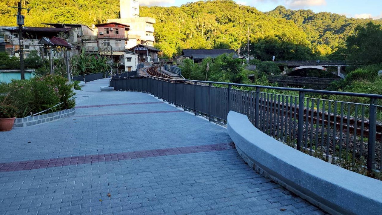 「新北市平溪嶺腳寮-望古觀瀑步道亮點環境營造計畫工程」嶺腳廣場以人為本設計並順應鐵道曲率，營造線性景觀。