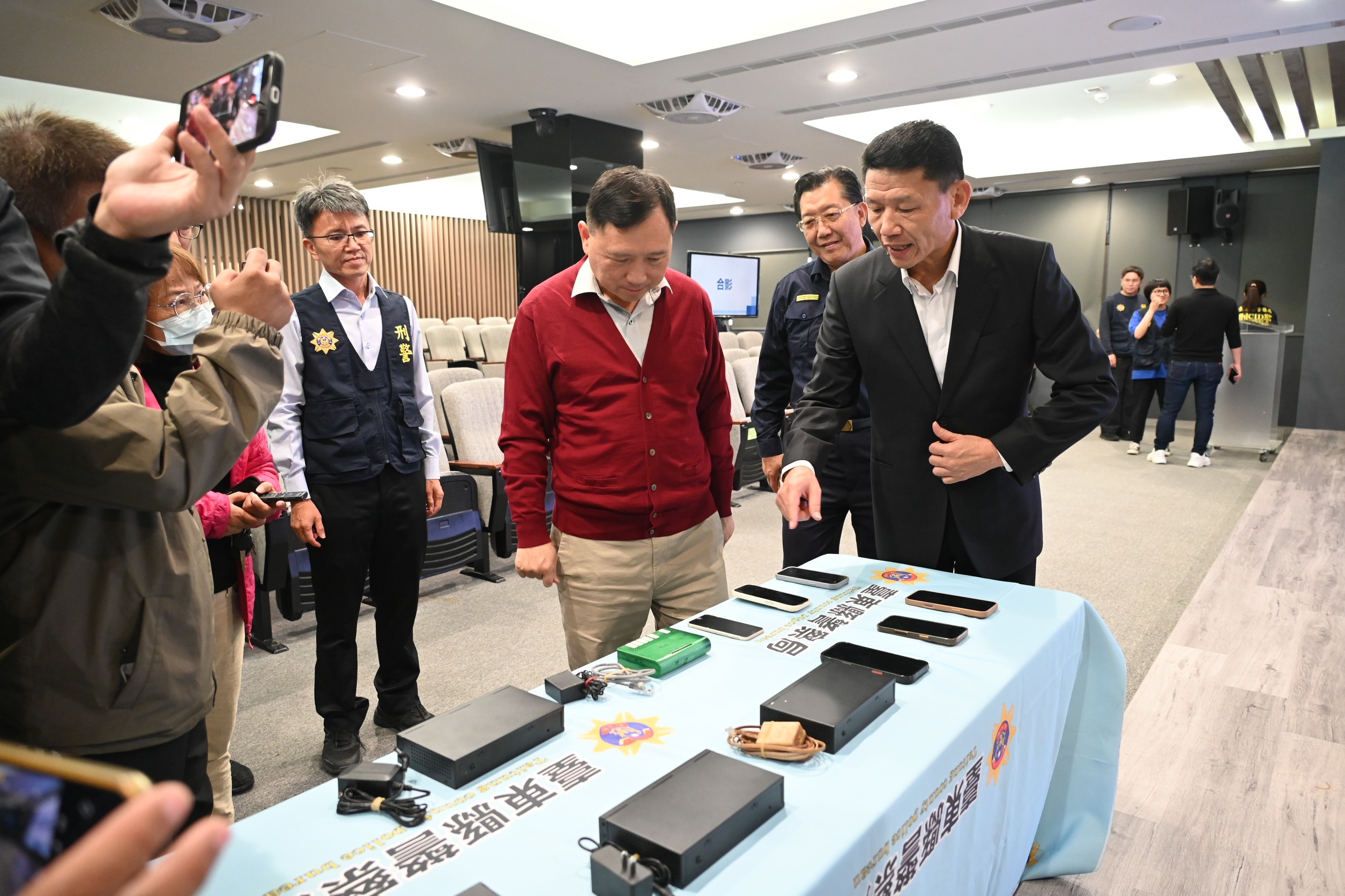 臺東縣警察局長蔡燕明向副縣長王志輝說明警方打詐成效