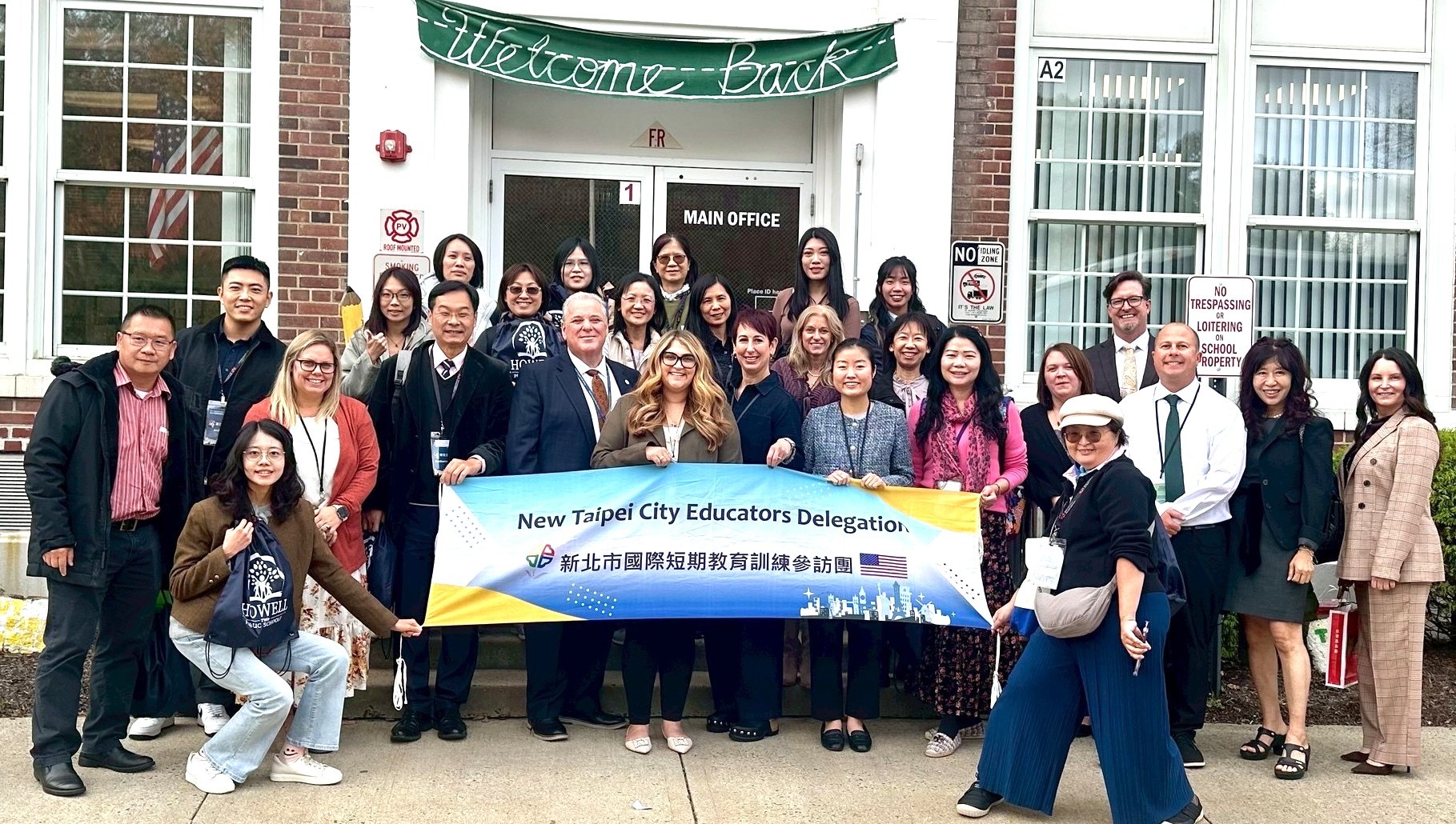 團員與Ardena School教職員合影