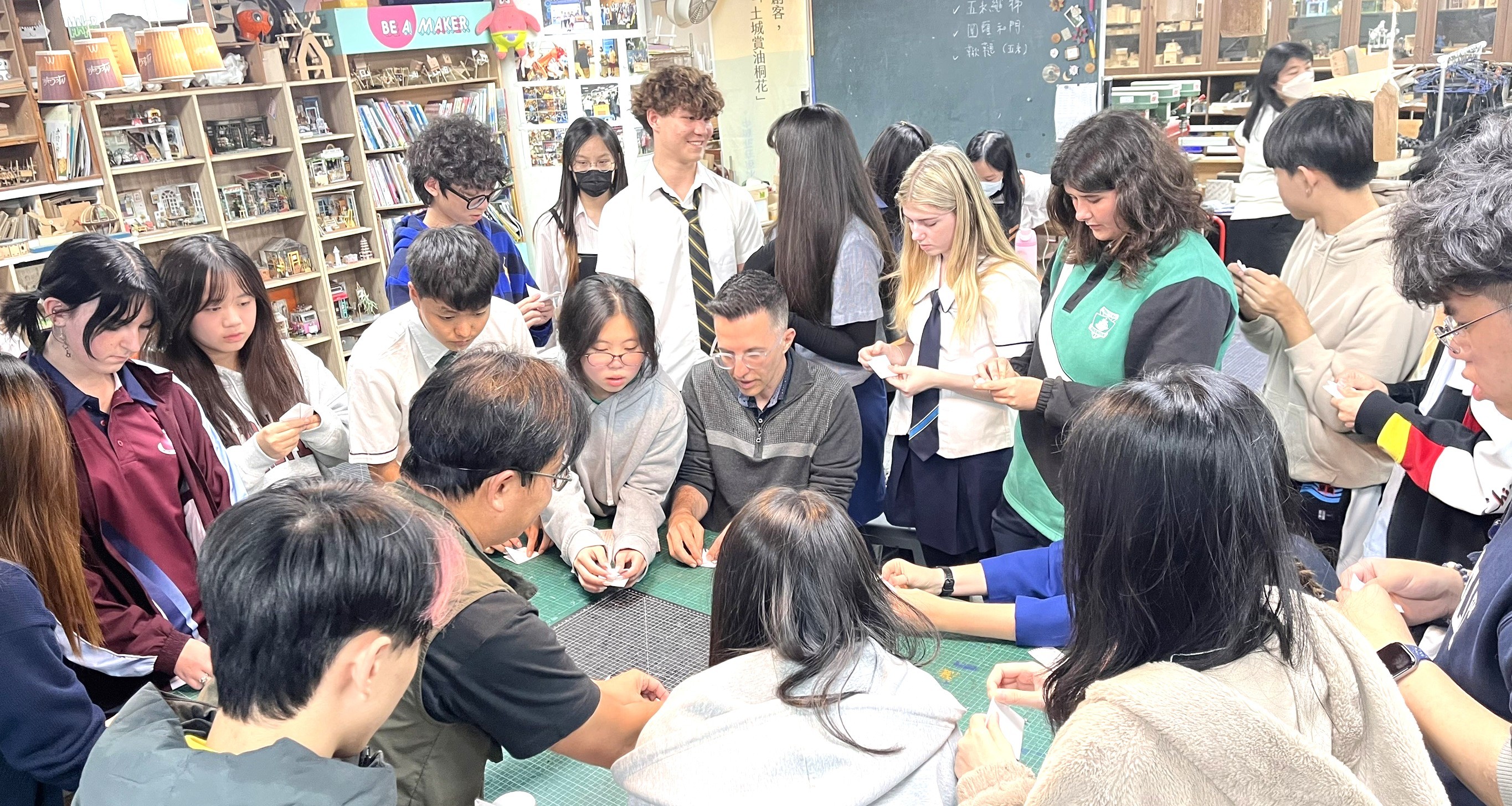 透過「永續創客-跳蛙與風車」實作課程，實現STEAM跨國跨校共學，提升學生外語溝通能力