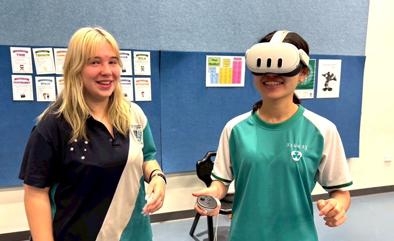 澳洲學生帶著新北高中學生體驗VR情境學習，與澳洲同學及老師建立難得的跨國友誼。