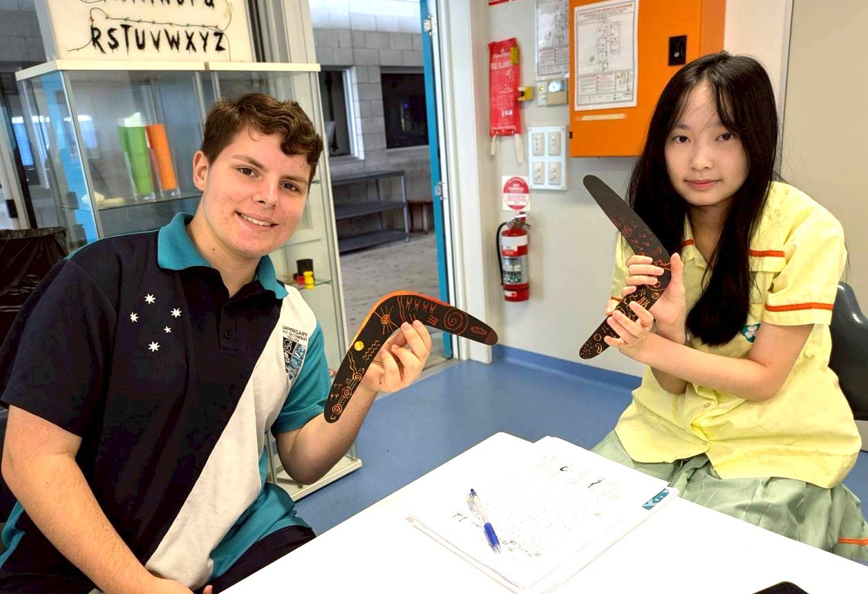 今年10月由新北高中學生前往昆士蘭Burpengary State Secondary College，親手製作迴力鏢體驗STEAM課.