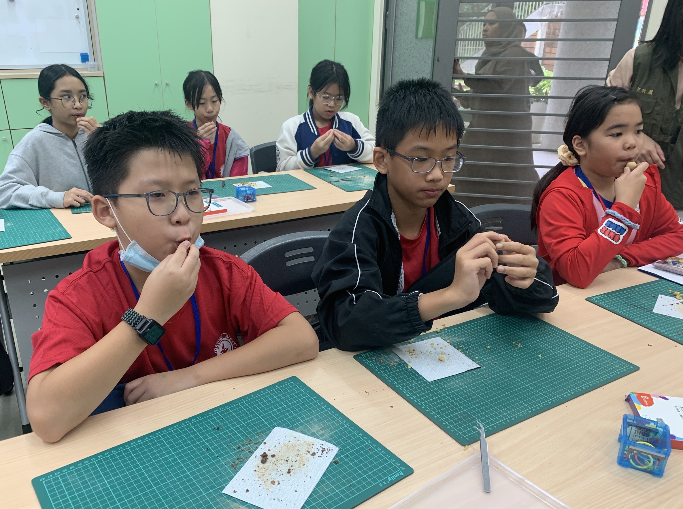 臺北市學校環境教育中心接待新加坡裕廊西小學師生，學生體驗自然素材手作