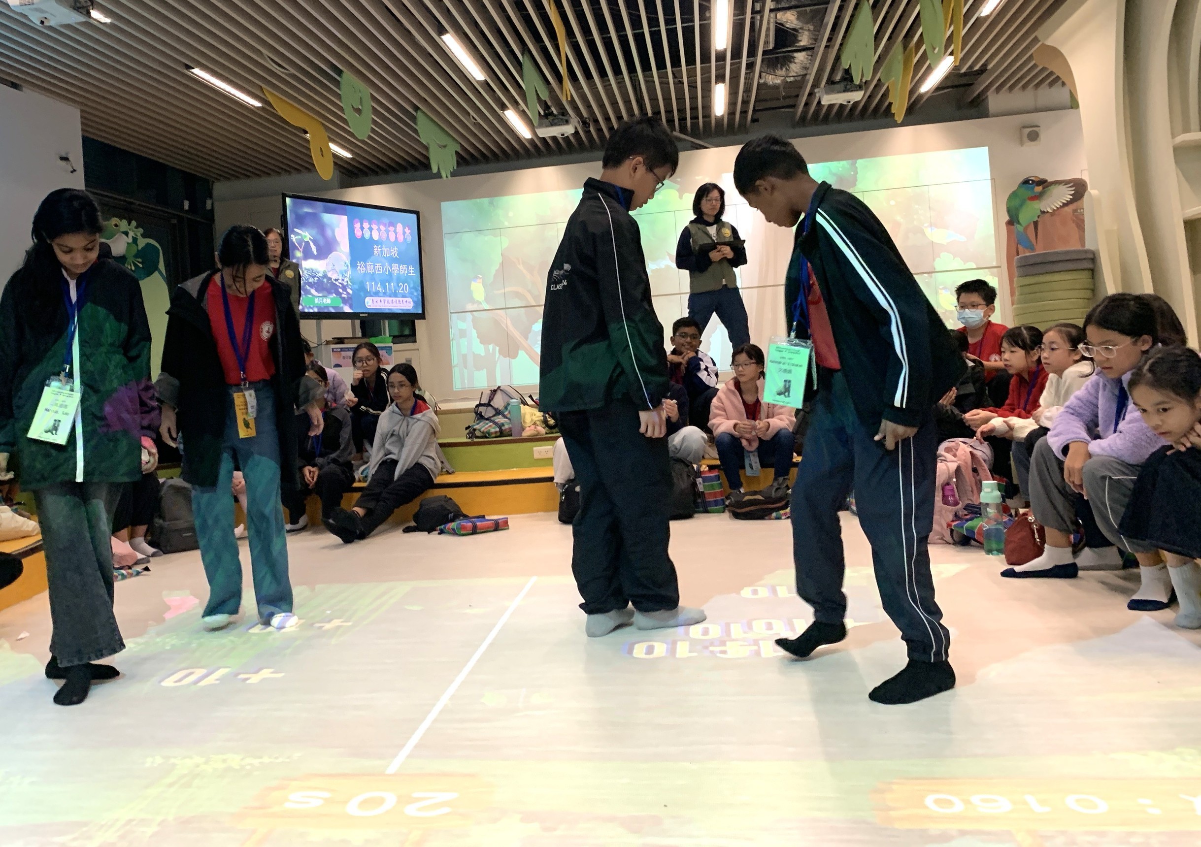 新加坡裕廊西小學學生體驗馬明潭展場互動設備