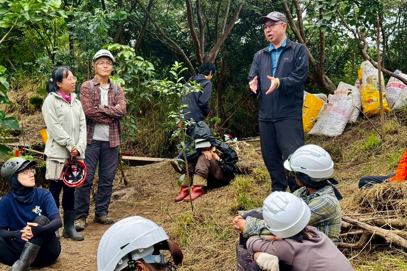 林業及自然保育署臺東分署長吳昌祐（右邊站立者）表示，期盼手作步道工作坊在臺東地區能夠長期地進行，讓更多民眾從認識到認同，將其核心價值落地生根。
