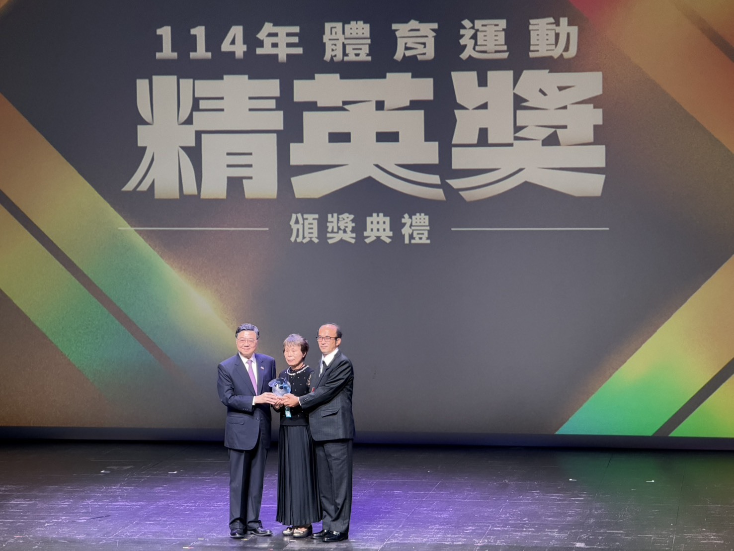 行政院卓榮泰院長頒發終身成就獎予蔡崇濱教授，由其遺孀蔡黃秀喬女士與長子蔡瀚文代表接受。(記者蘇瑞雯拍攝)