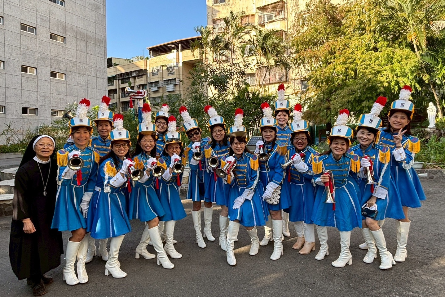 曉明女中畢業校友與小學妹跨世代合體 