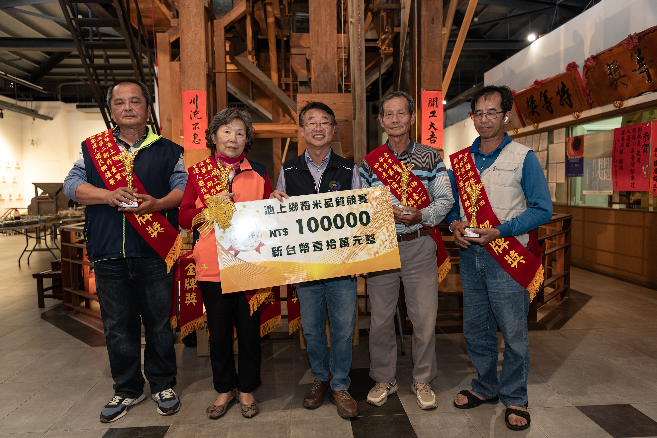 池上鄉長林建宏與銀牌獎農友合影