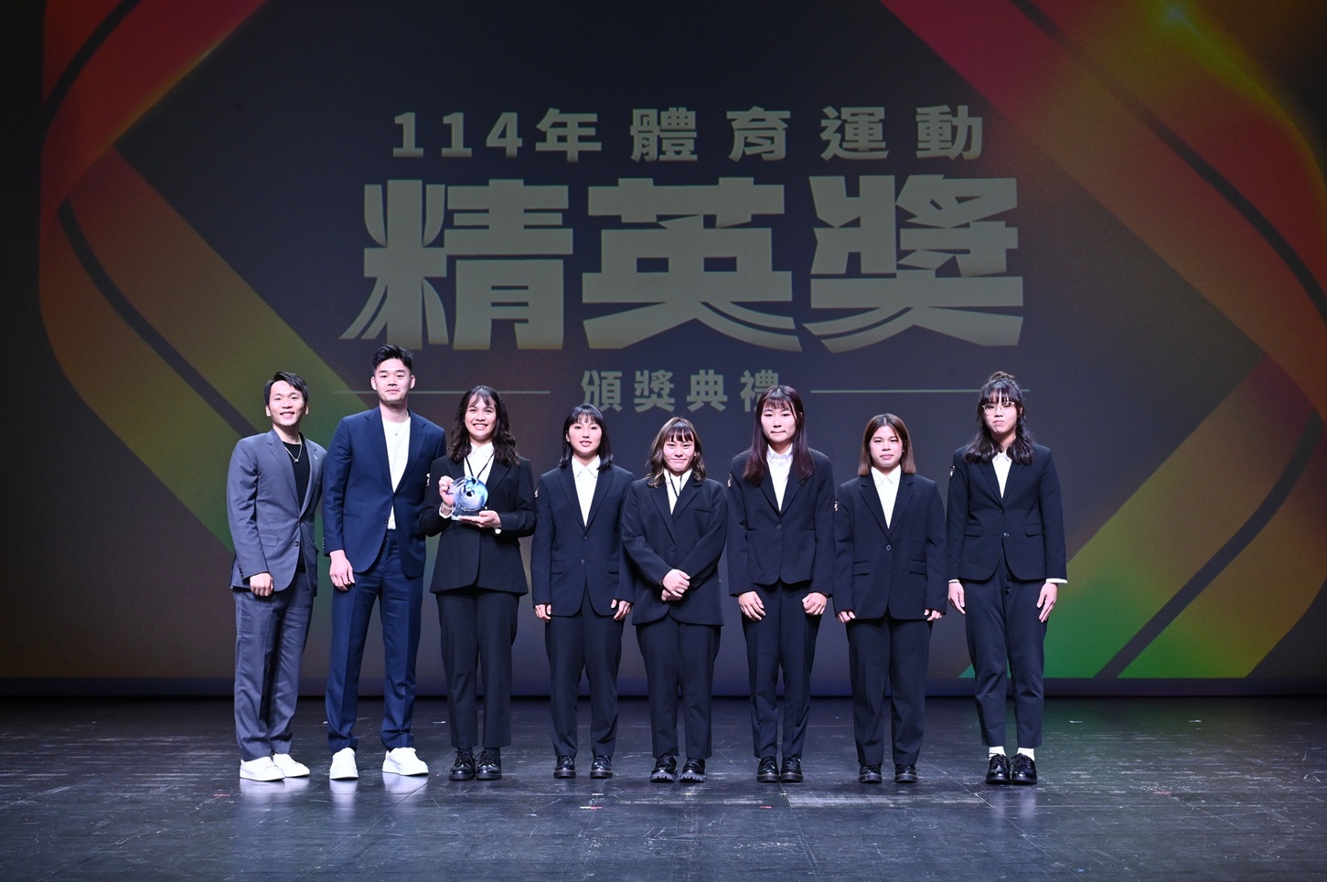 運動部李洋部長及金牌搭檔王齊麟共同頒發精英獎最佳運動團隊獎予中華女子拔河隊。