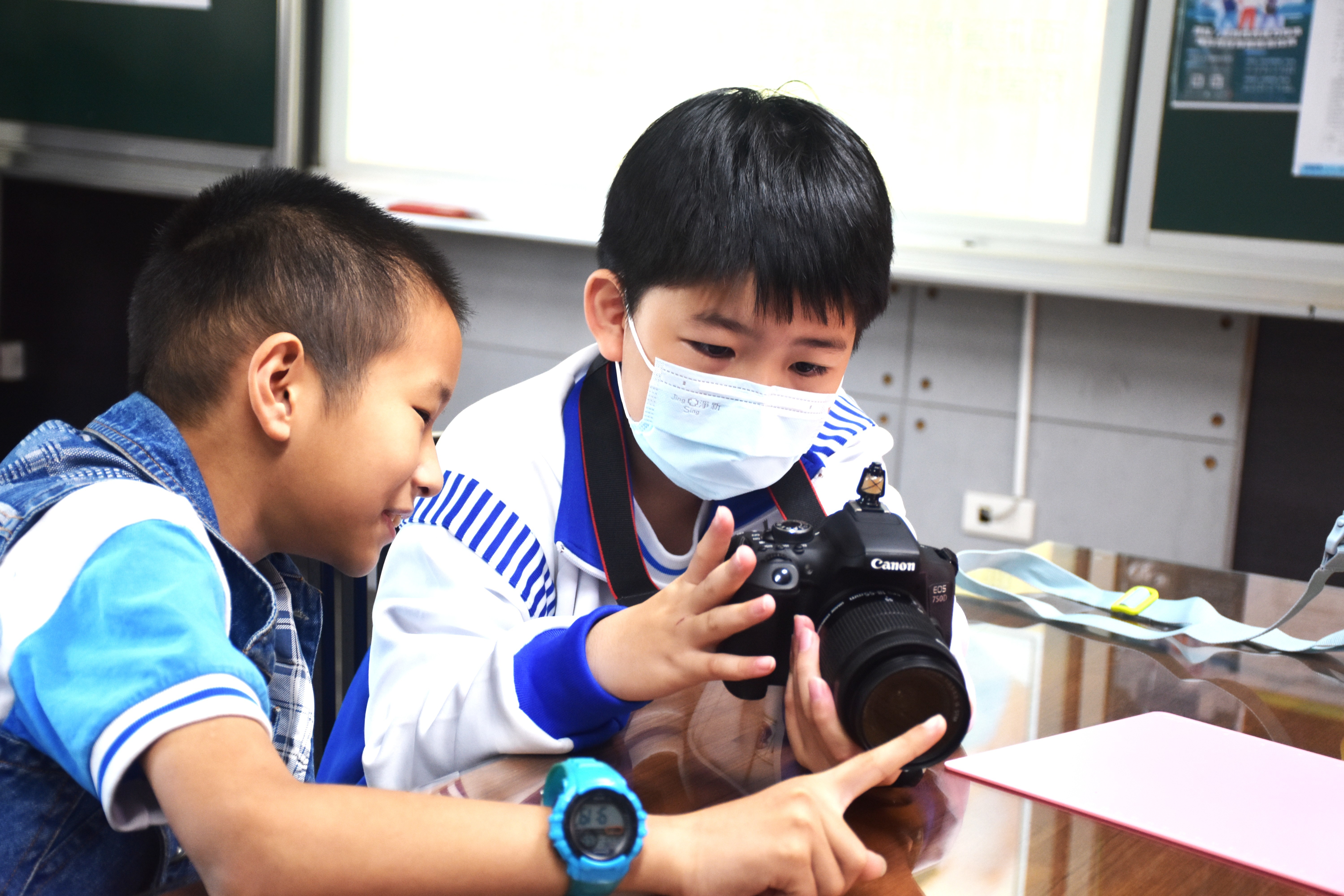學生充滿好奇專注於相機操作體驗，學習攝影樂趣
