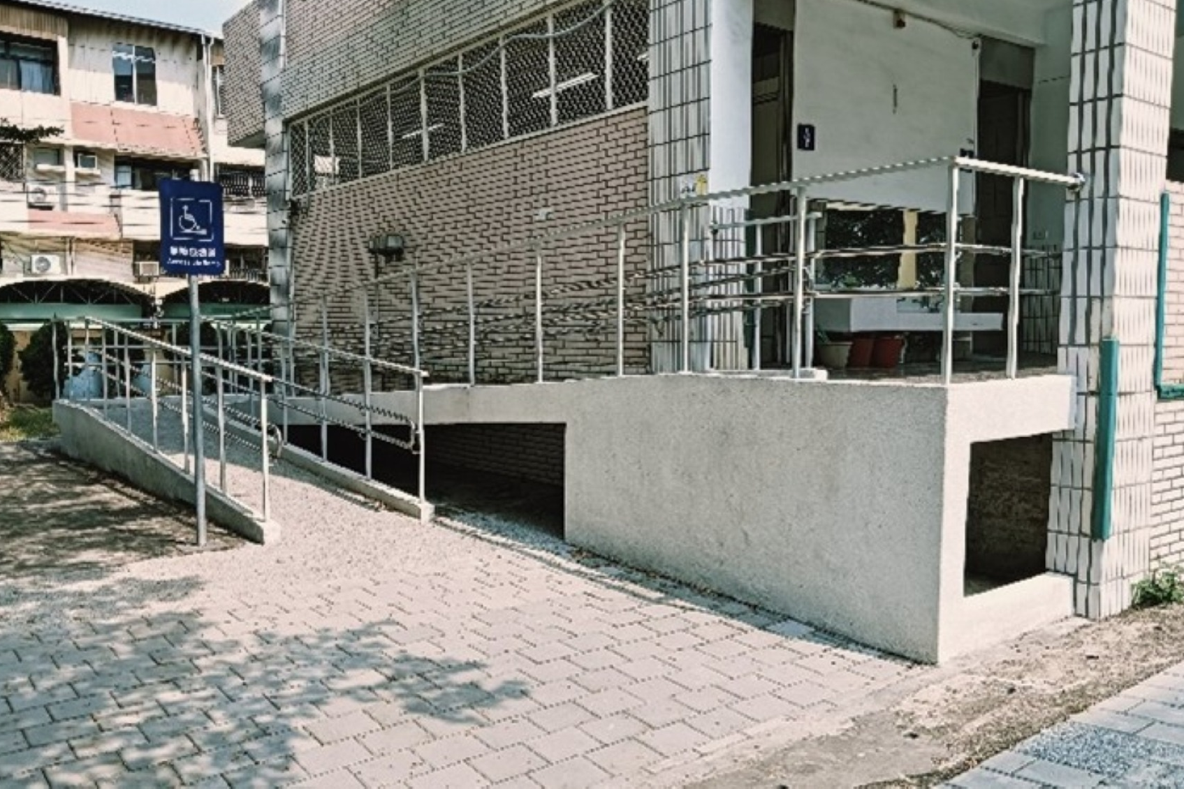 臺中市九德國小建置無障礙坡道，讓使用輪椅或拐杖的身心障礙學生能自由通行