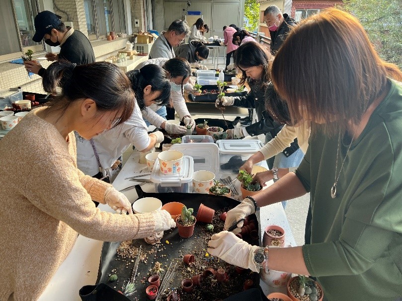 老師體驗多肉盆栽組盆實作，學習園藝與環境教育