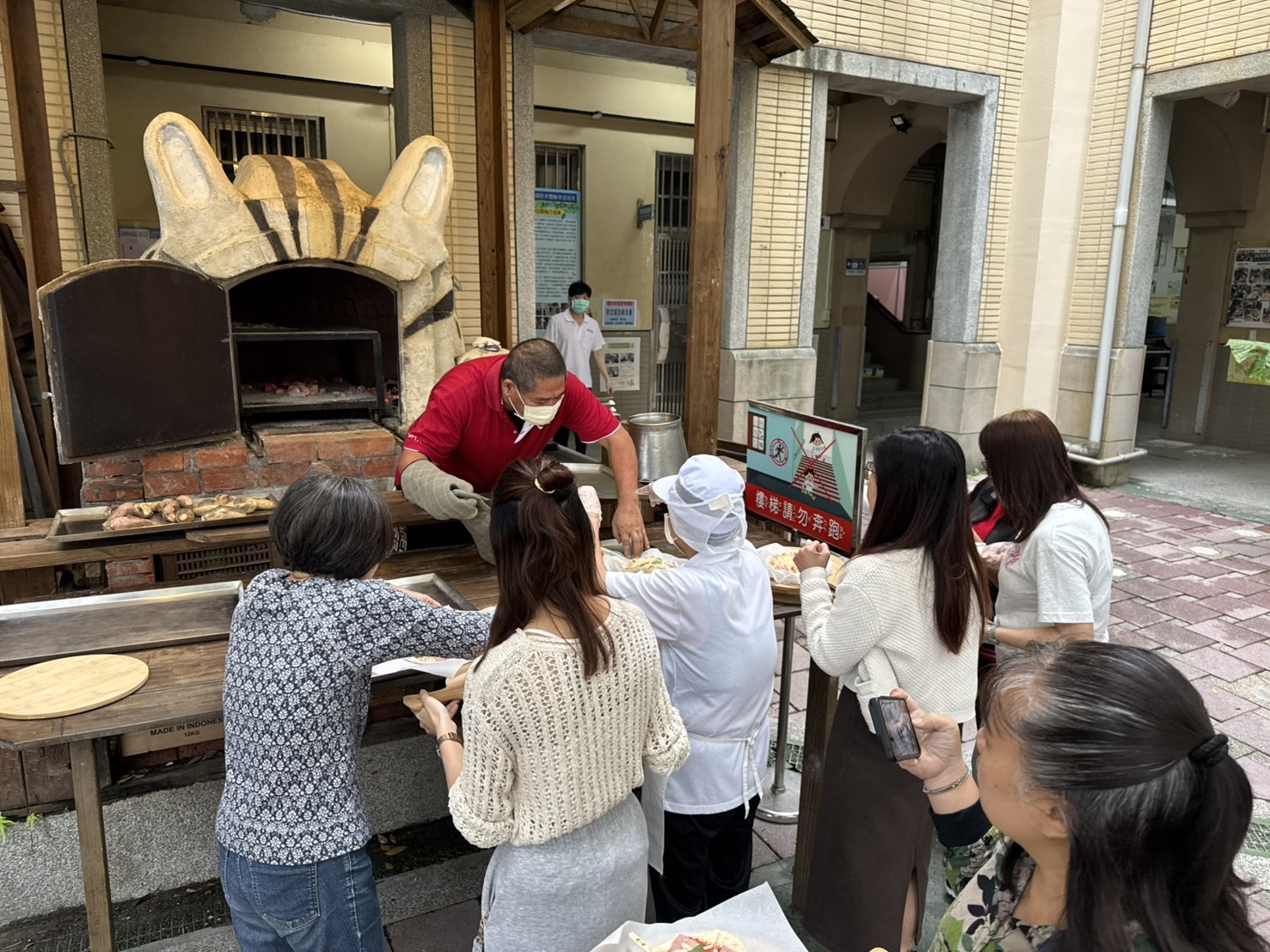 教師製作 pizza，進而理解到食材的珍貴