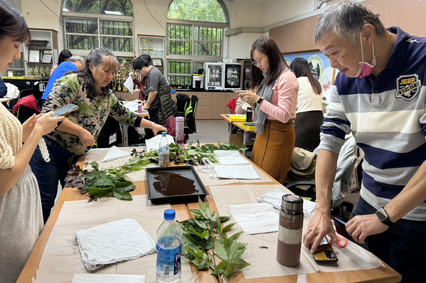 臺北市教師體驗染布，運用植物色料創作布面