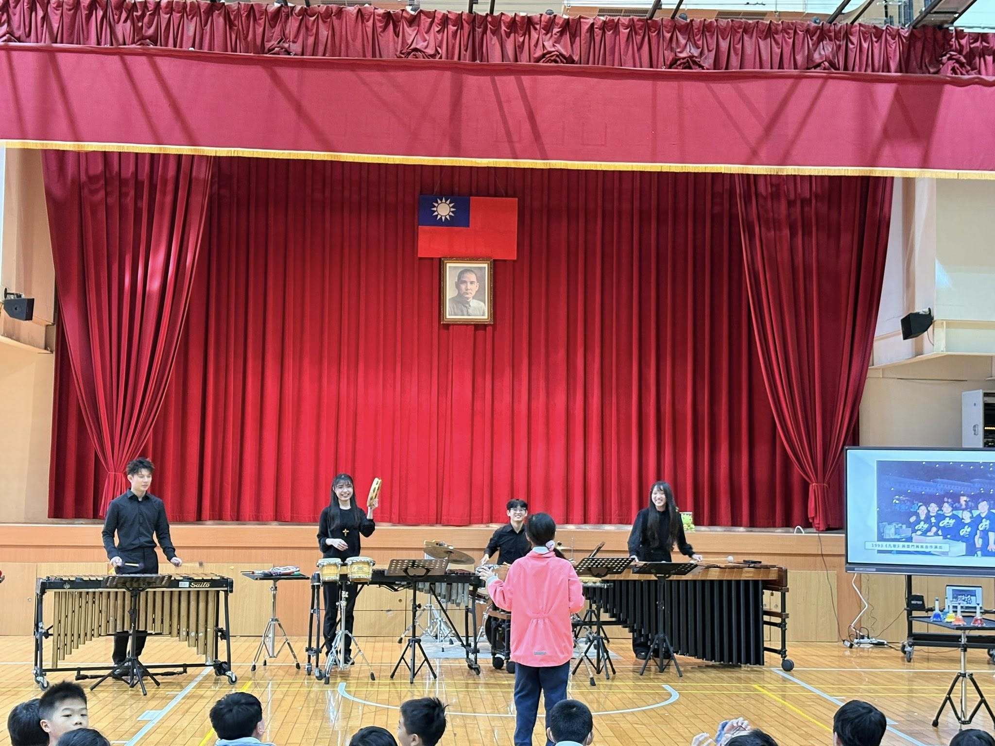 大龍國小學生扮演指揮家，與朱宗慶打擊樂團一起演出