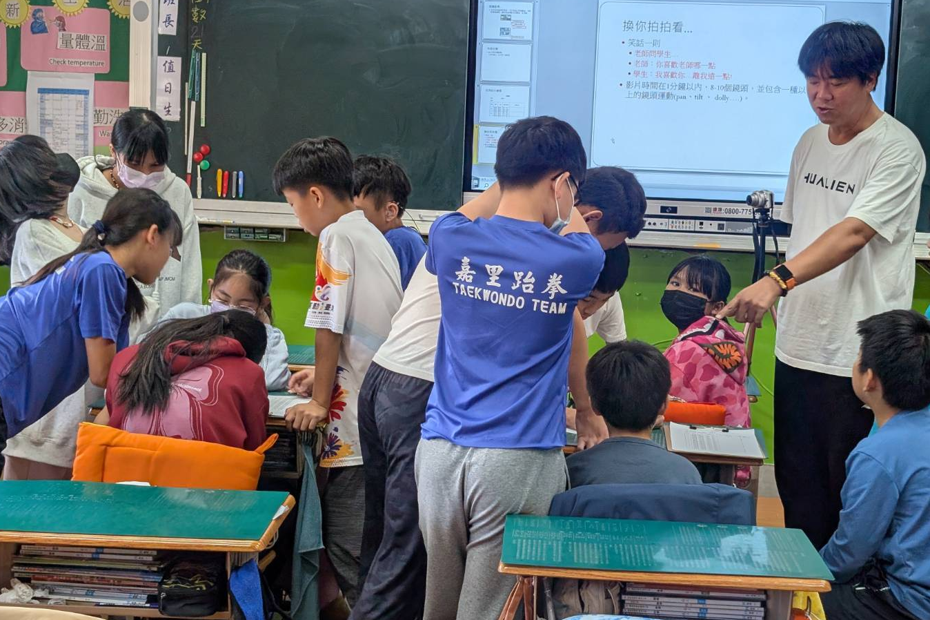 (右立者)小鳴老師指導學生寫腳本